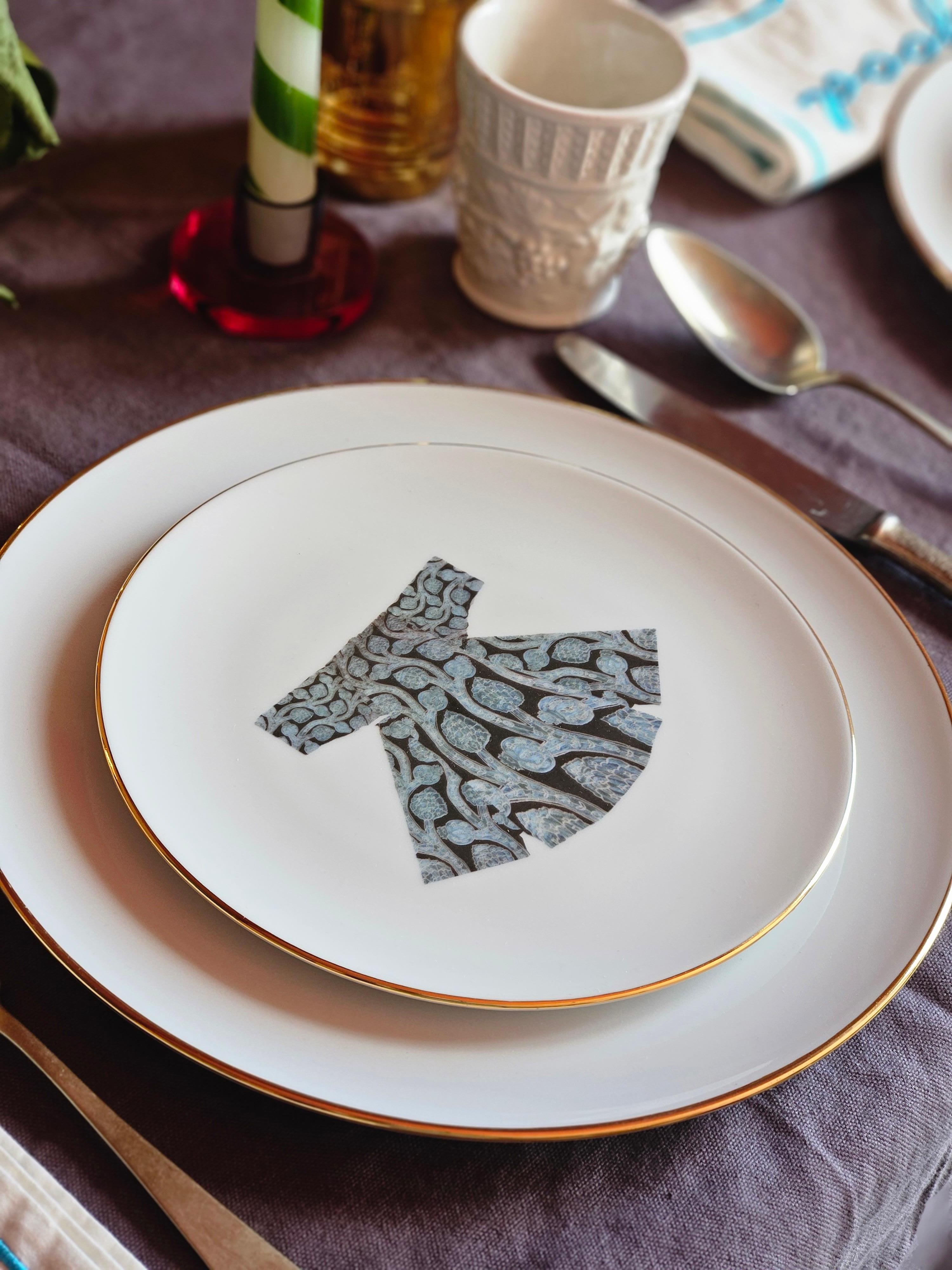 L'élégance des caftans se traduit, grâce à Les-Ottomans, par une collection de vaisselle unique. Ces assiettes en porcelaine sont fabriquées en Italie et le bord en or a été appliqué à la main par des artisans italiens.
Une façon originale
