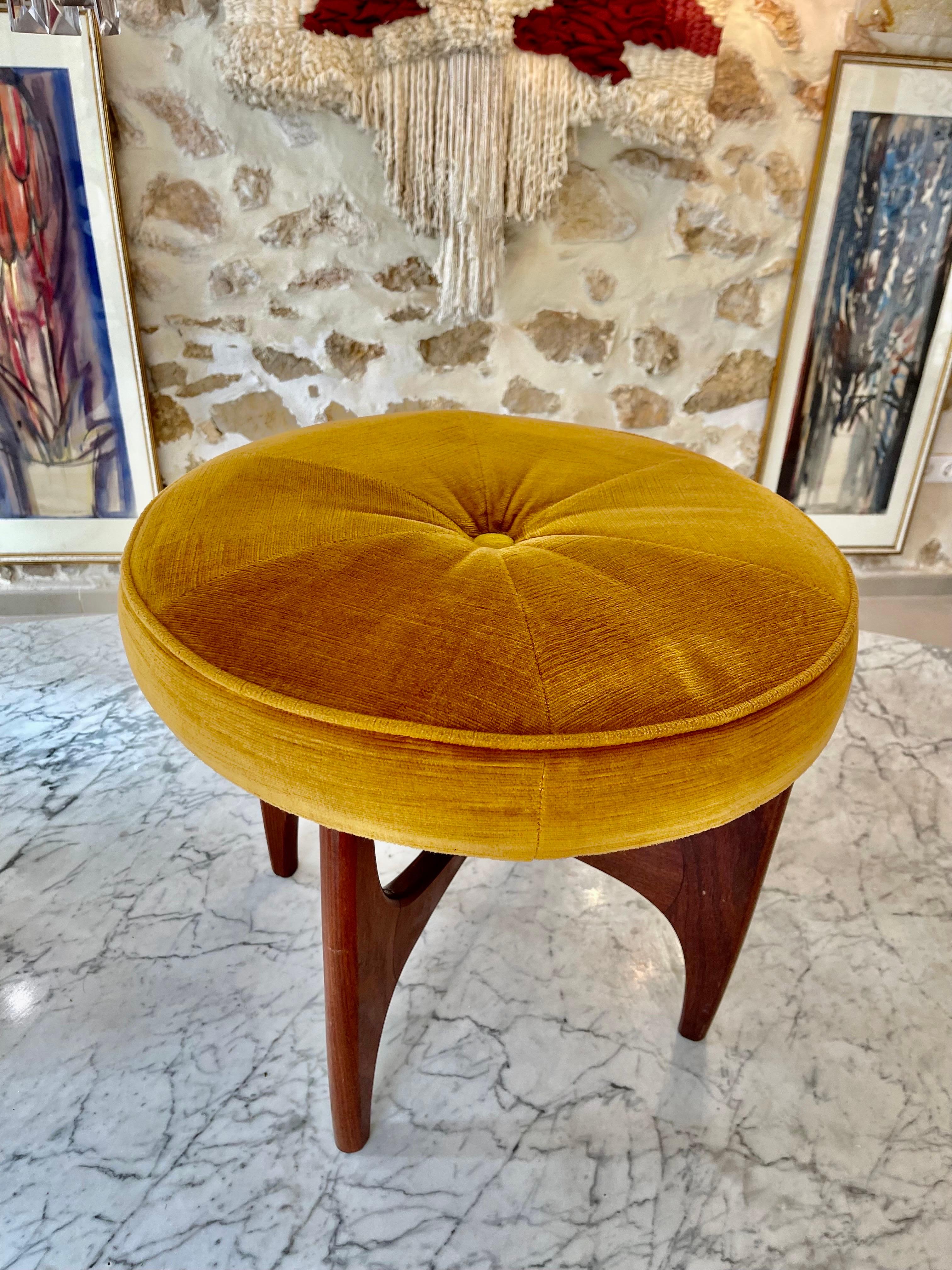 Ottoman / Tabouret Kofod Larsen by G plan in Teak with top Original Velvet. very rare model with large dimensions 50 cm . the best of Scandinavian Design in the 1960s !