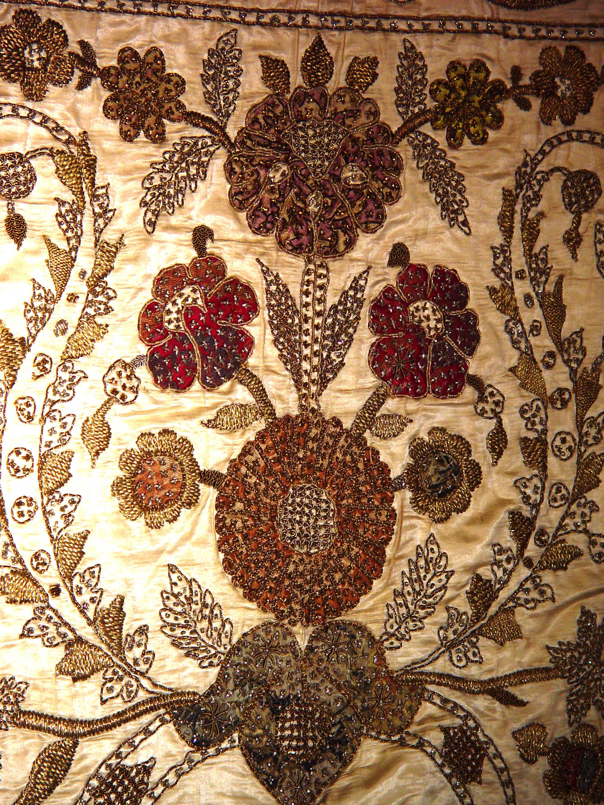 Grand ouvrage textile en soie botanique ottoman et suspension en broderie en vente 3