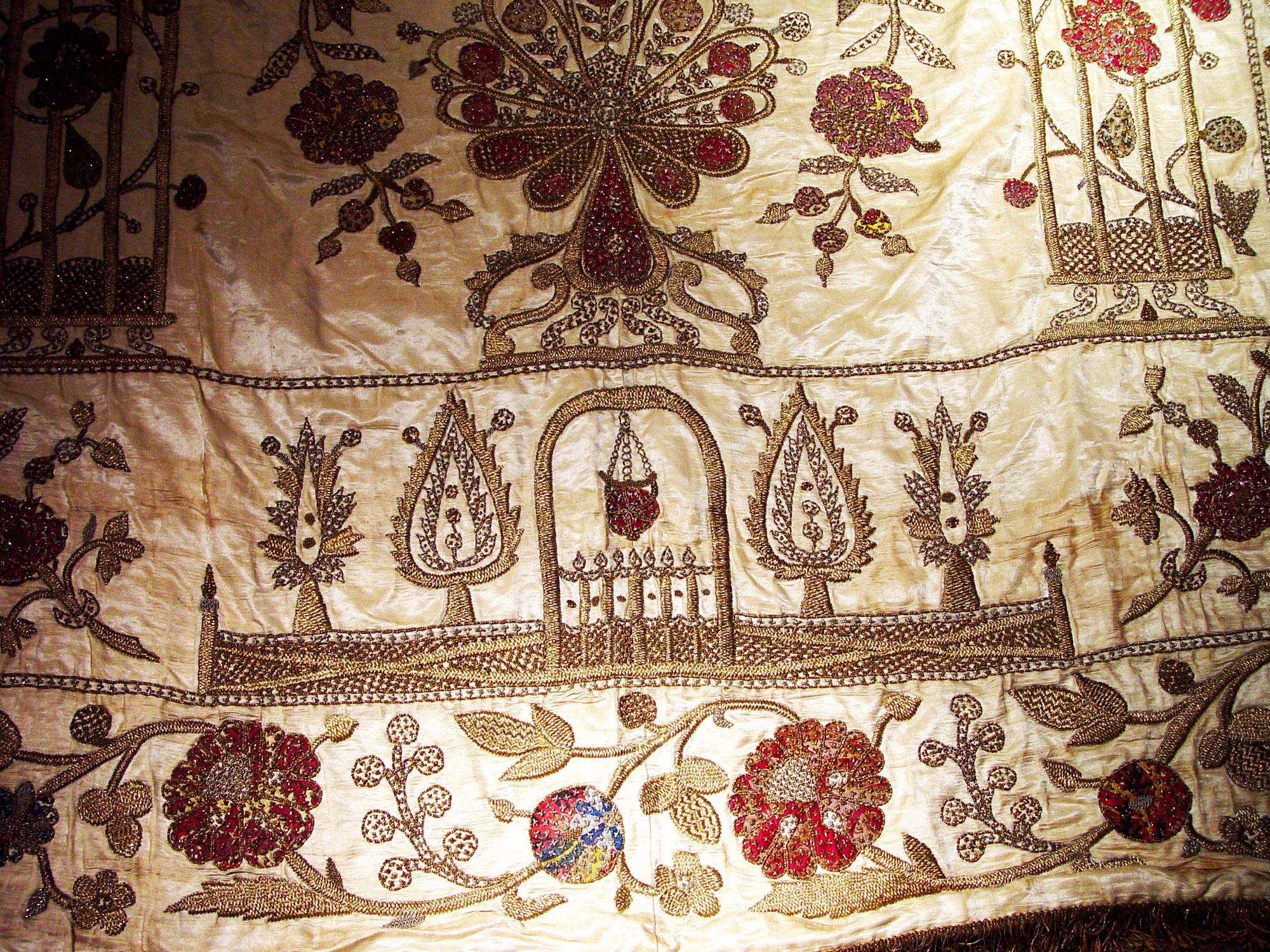 Grand ouvrage textile en soie botanique ottoman et suspension en broderie en vente 5
