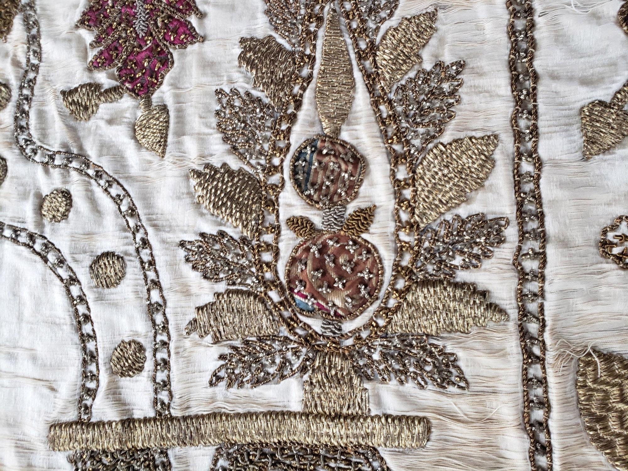 Grand ouvrage textile en soie botanique ottoman et suspension en broderie Bon état - En vente à Downingtown, PA