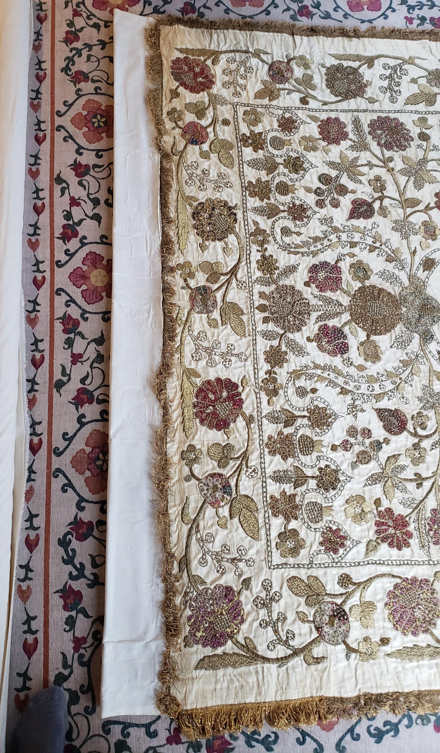 Großer hängender Polsterhocker aus Seide und Textil mit botanischer Stickerei (19. Jahrhundert) im Angebot