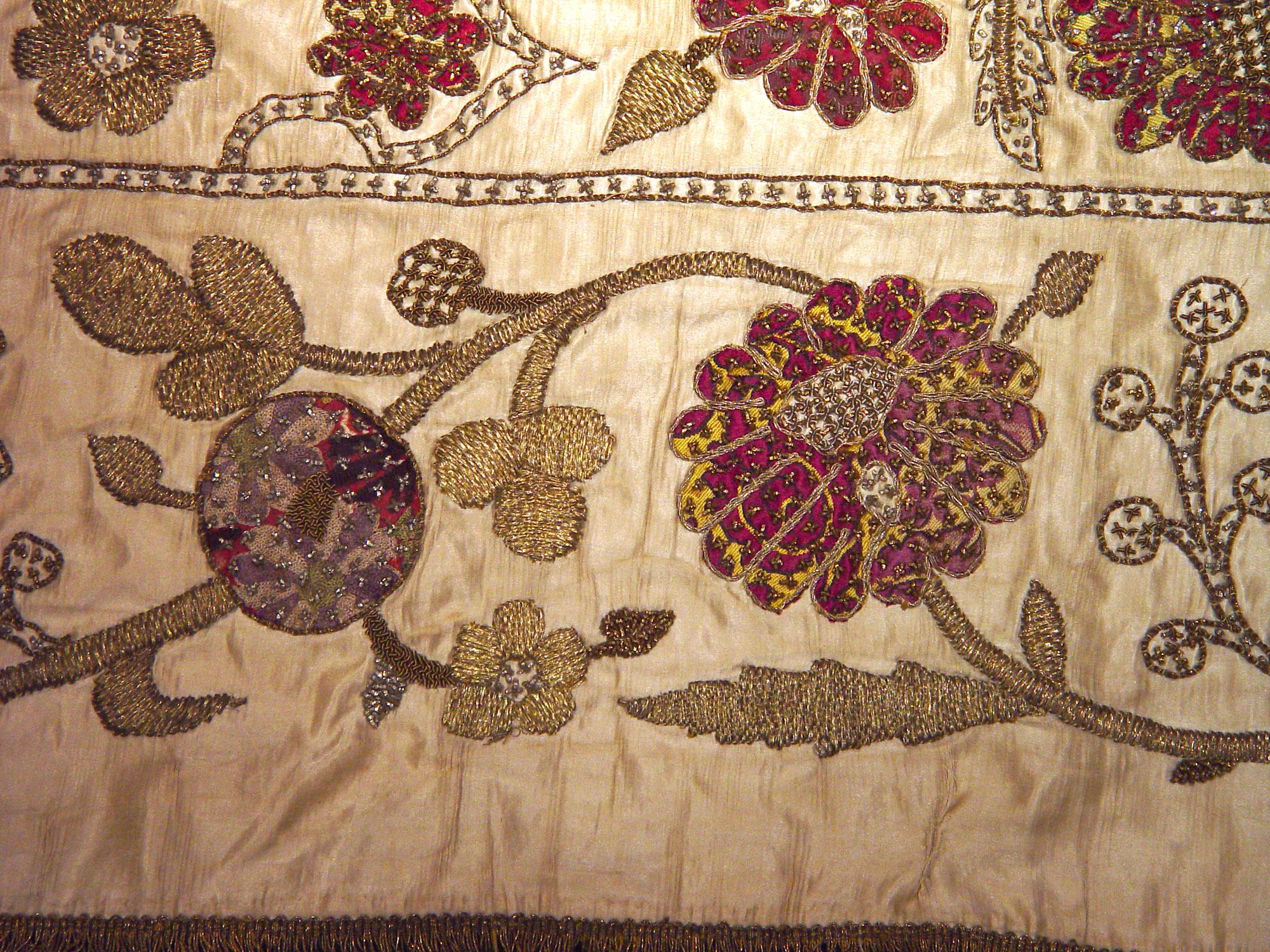 Grand ouvrage textile en soie botanique ottoman et suspension en broderie en vente 2
