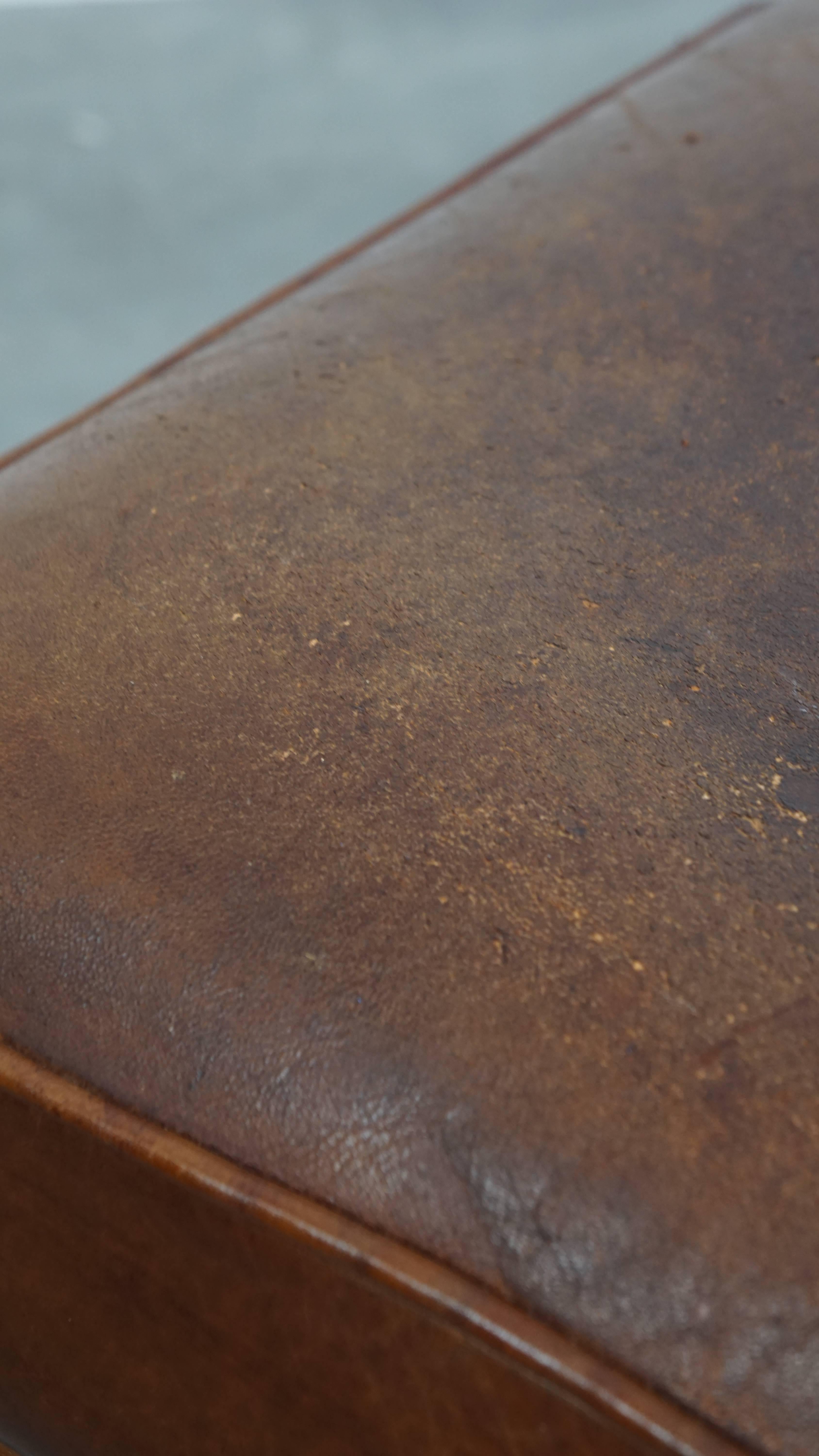 Ottoman made of sheepskin leather with wooden frame en vente 4