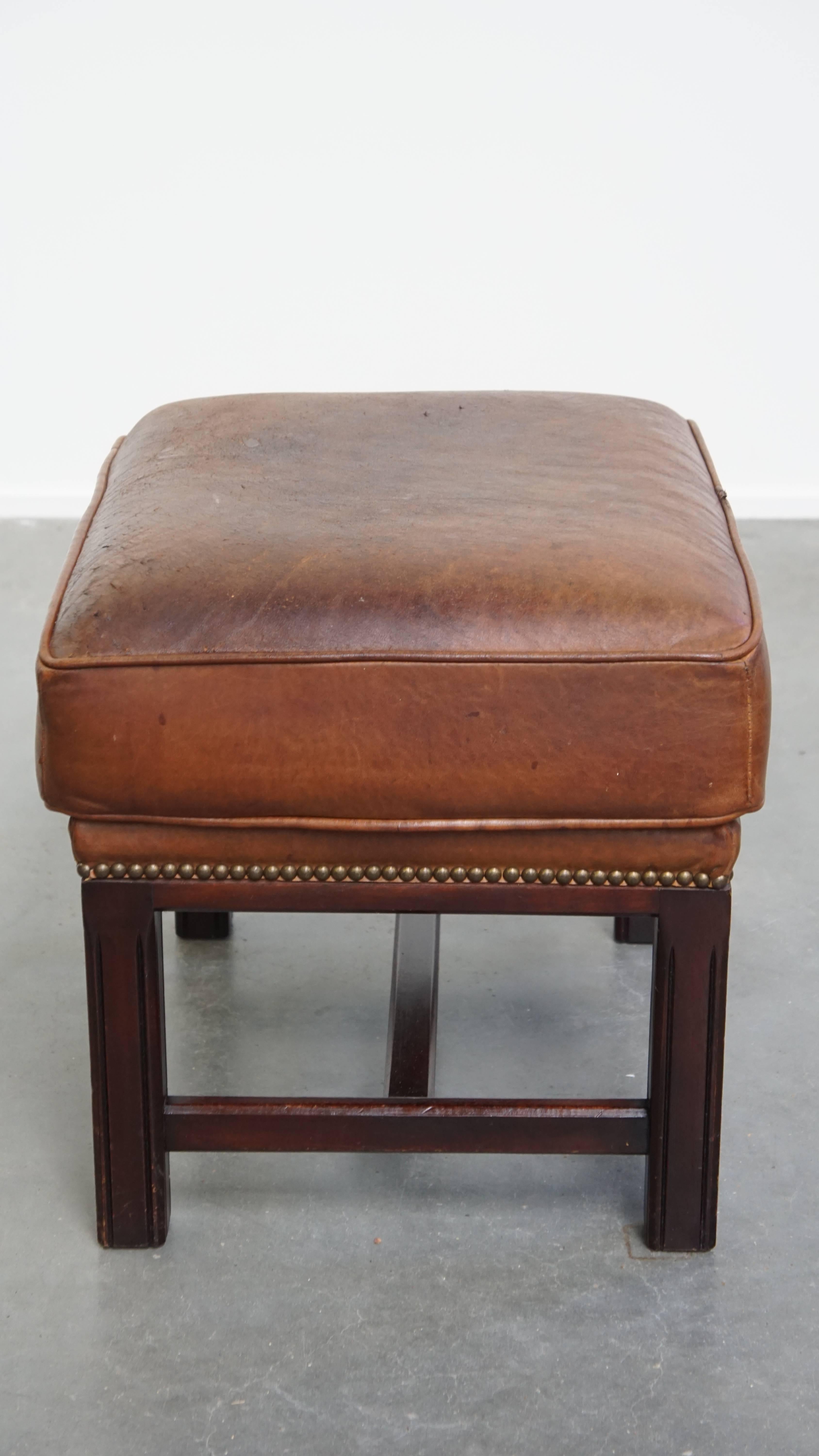Romain classique Ottoman made of sheepskin leather with wooden frame en vente