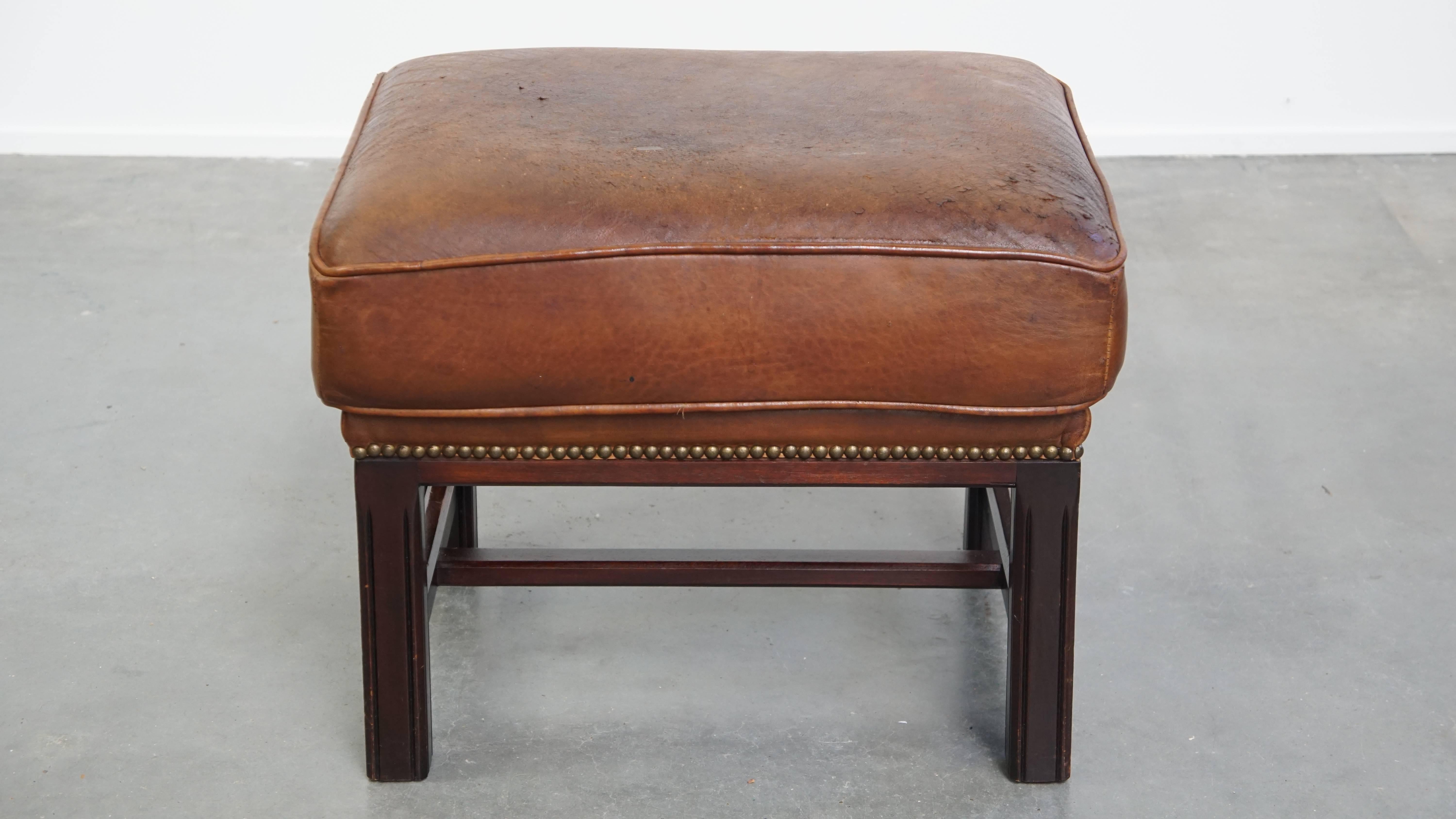 Fait main Ottoman made of sheepskin leather with wooden frame en vente