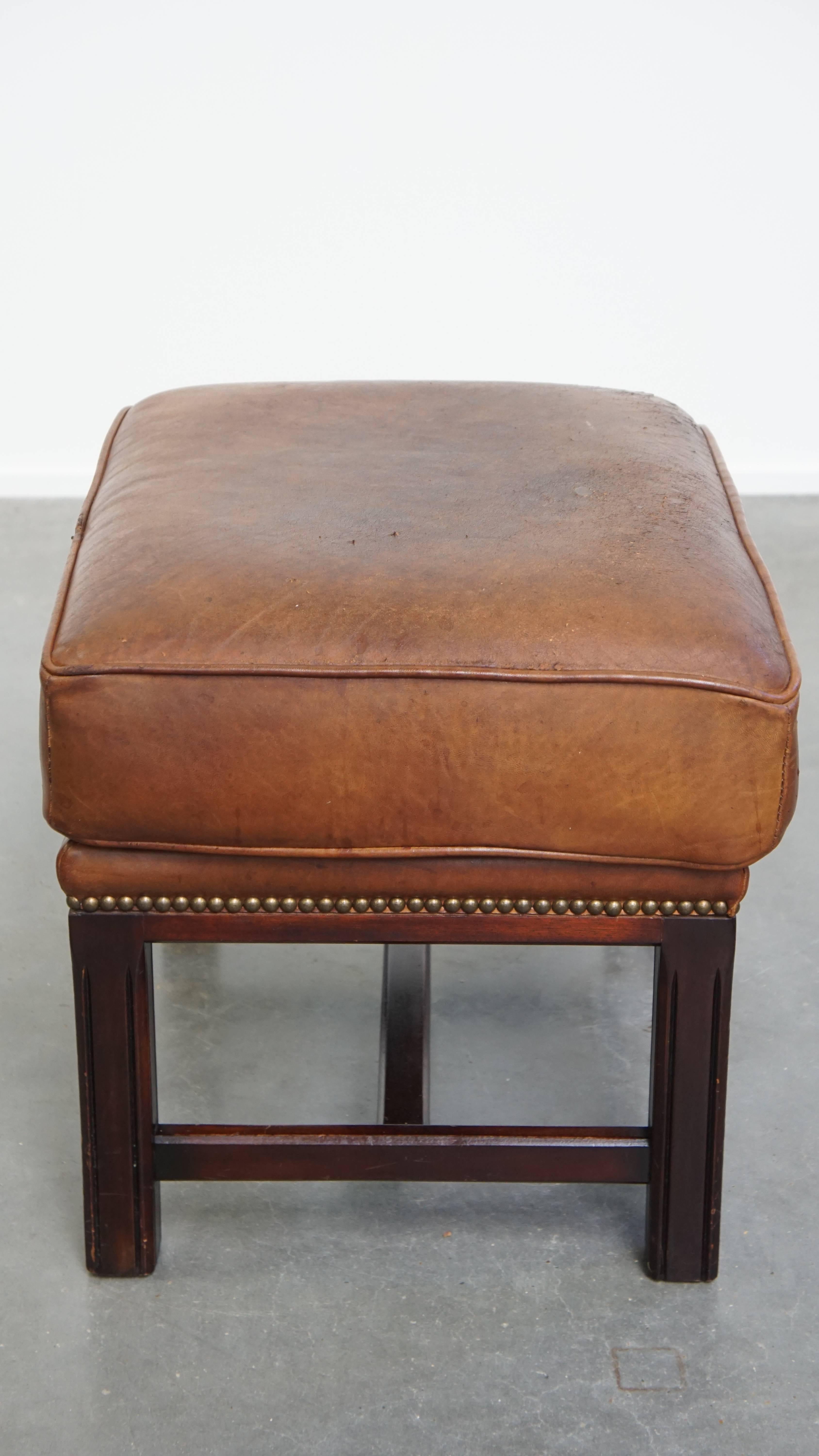 Ottoman made of sheepskin leather with wooden frame État moyen - En vente à Harderwijk, NL