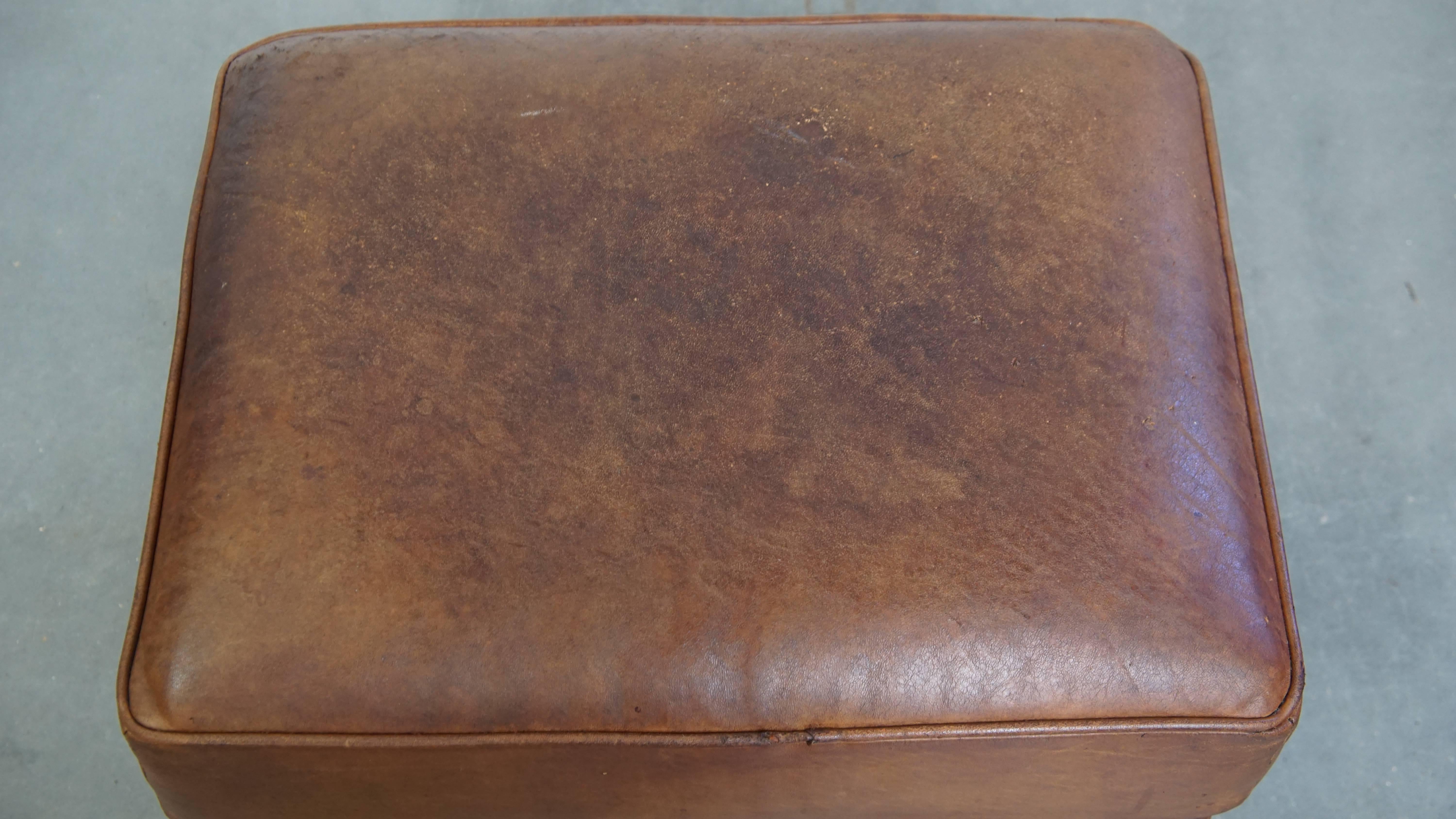 XXIe siècle et contemporain Ottoman made of sheepskin leather with wooden frame en vente