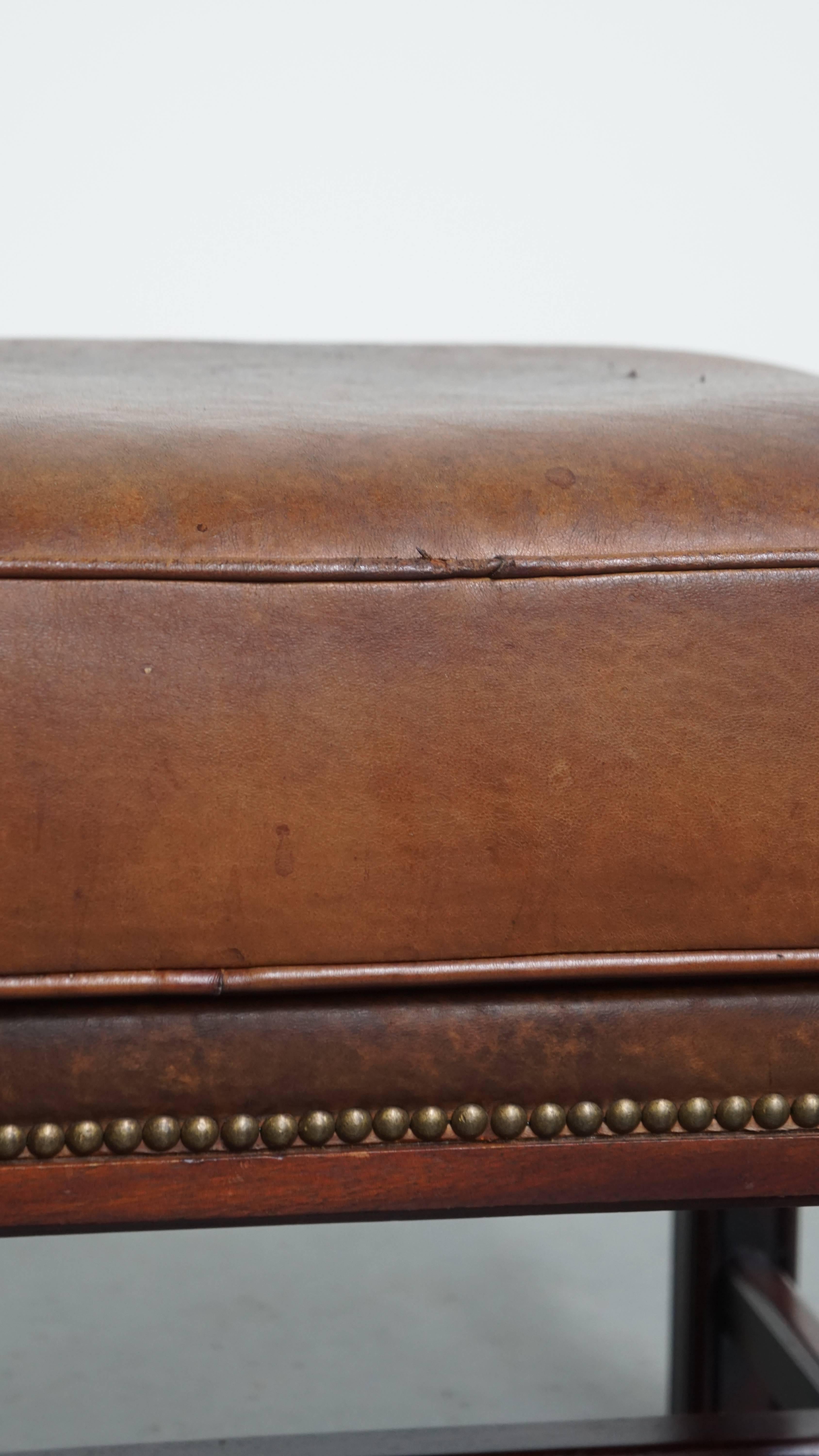 Ottoman made of sheepskin leather with wooden frame en vente 1