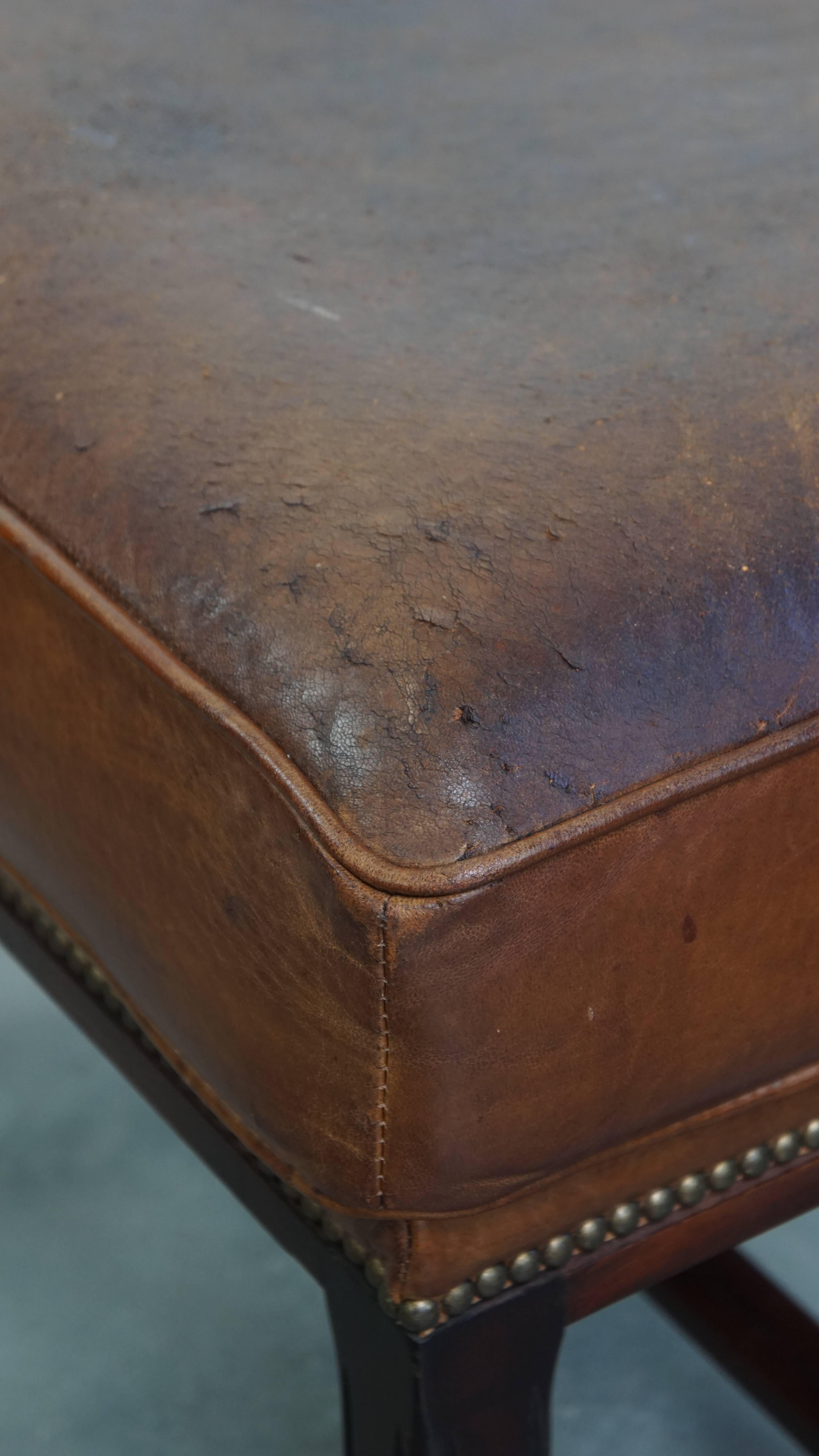 Ottoman made of sheepskin leather with wooden frame en vente 2