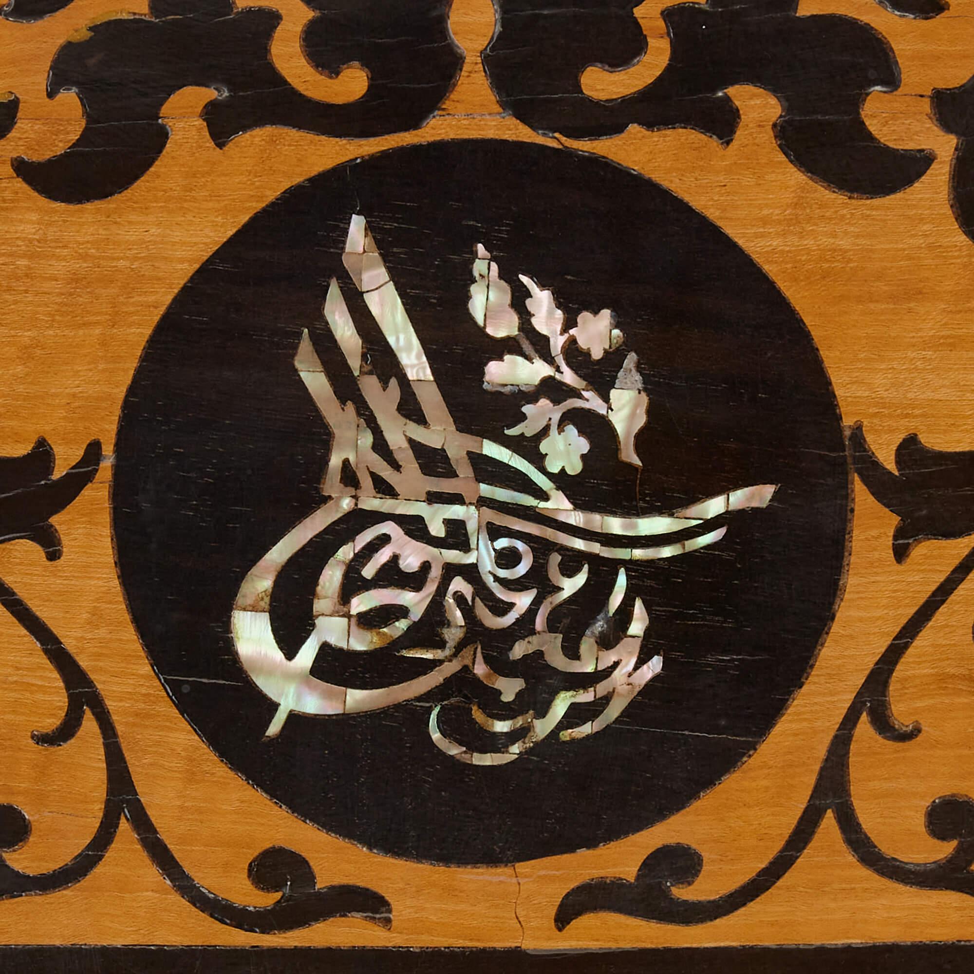 Support mural ottoman incrusté de nacre et d'ébène
Syrien, 19ème siècle
Hauteur 103cm, largeur 39cm, profondeur 21cm

Incrustée de nacre et d'ébène dans des motifs complexes de parqueterie géométrique et feuilletée, cette belle pièce a été fabriquée