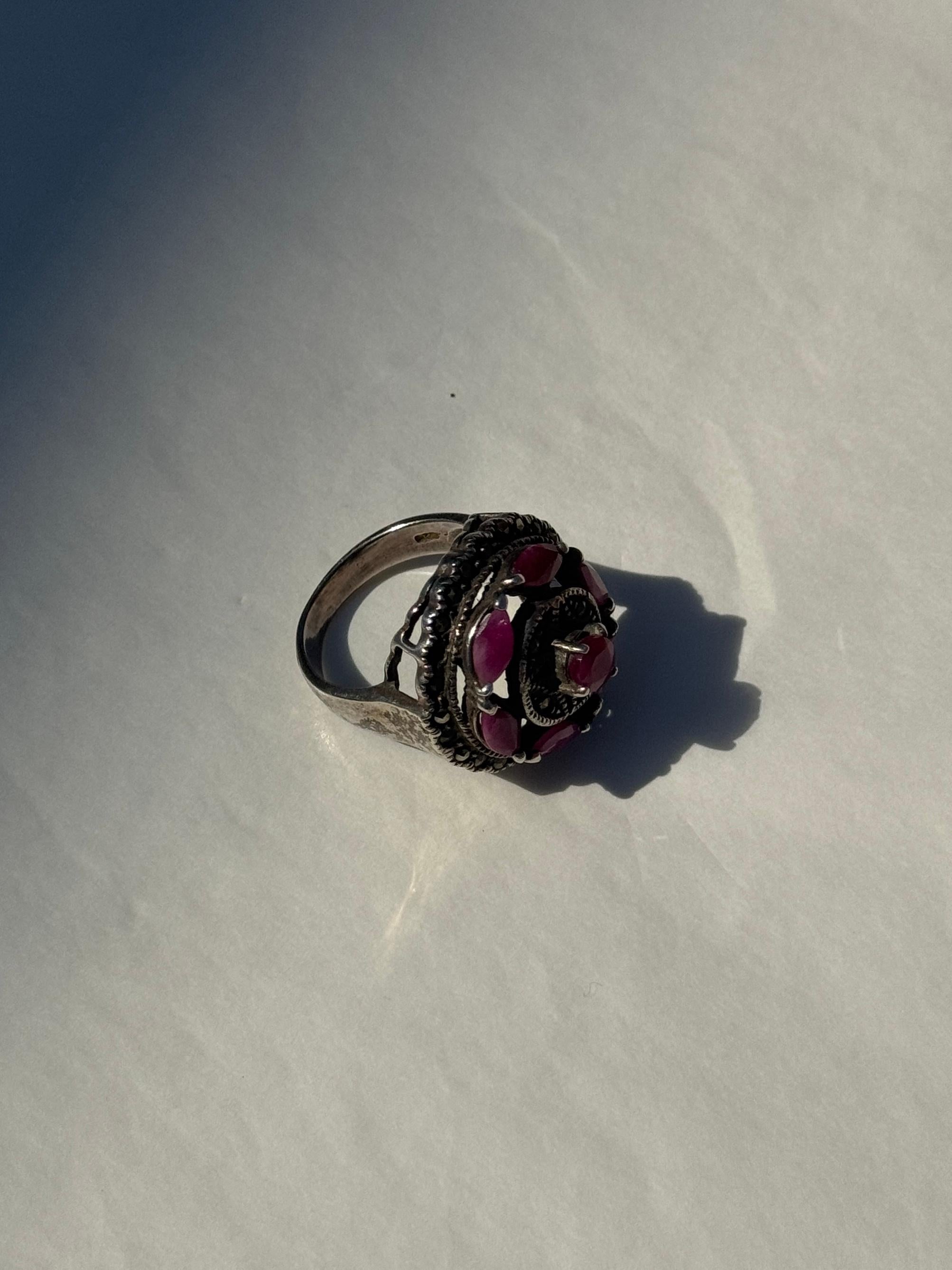 Osmanischer Revival-Sterlingsilberring mit kirschroten Amethyst-Steinen und Mar (Marquise Cut) im Angebot