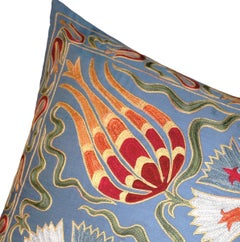 Osmanischer Nelken- und Tulpenbestickter Suzani-Kissenbezug aus Seide