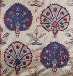 Handbestickter Suzani-Wandteppich aus Ottomane und Seide, Carnation Garden