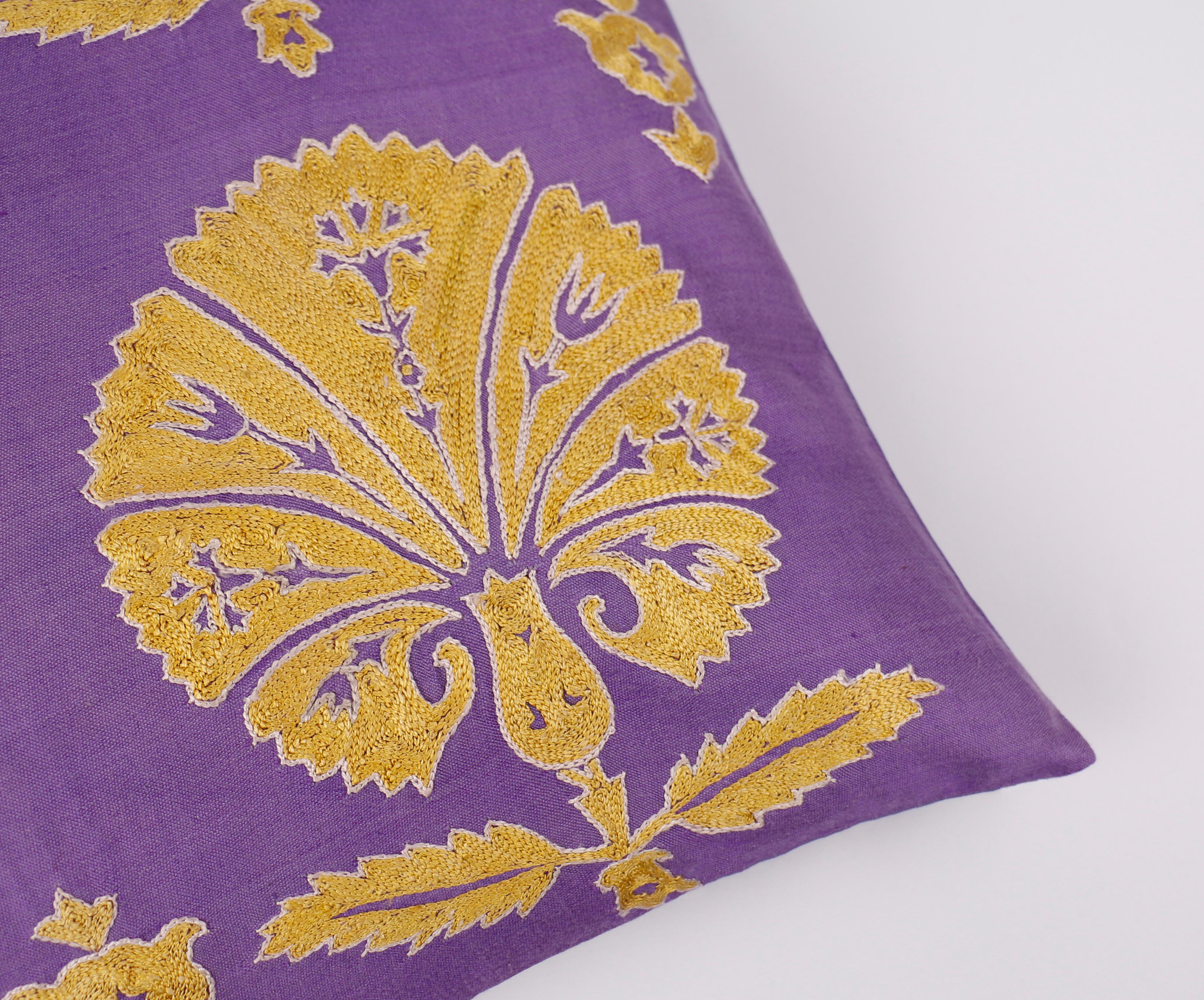 Le coussin ottoman à motif d'œillet en soie Suzani brodé à la main est un chef-d'œuvre de l'artisanat traditionnel, qui introduit le riche héritage de l'art textile ottoman dans les intérieurs contemporains. Le motif de l'œillet était un élément de