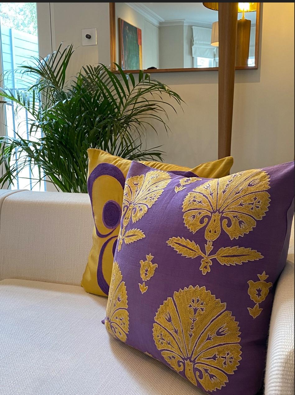 Turc Coussin Suzani en soie à motif d'œillet brodé à la main en vente