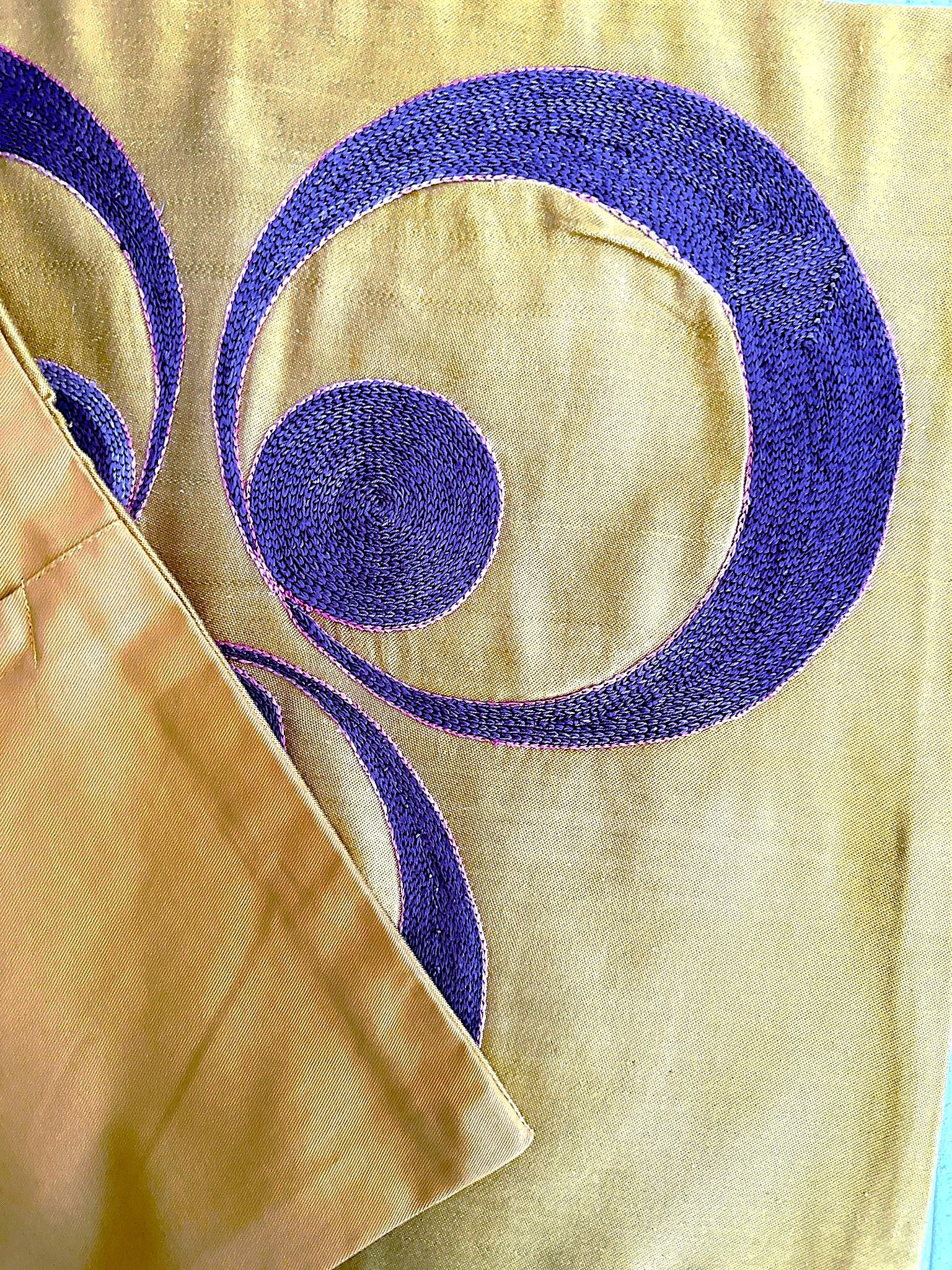 Cojín Otomano Cintemani en Púrpura sobre Seda Dorada, con Reverso de Algodón Dorado

Irradiando el esplendor del arte otomano, este exquisito cojín presenta el icónico motivo Cintemani -un poderoso símbolo de fuerza, protección y buena fortuna-