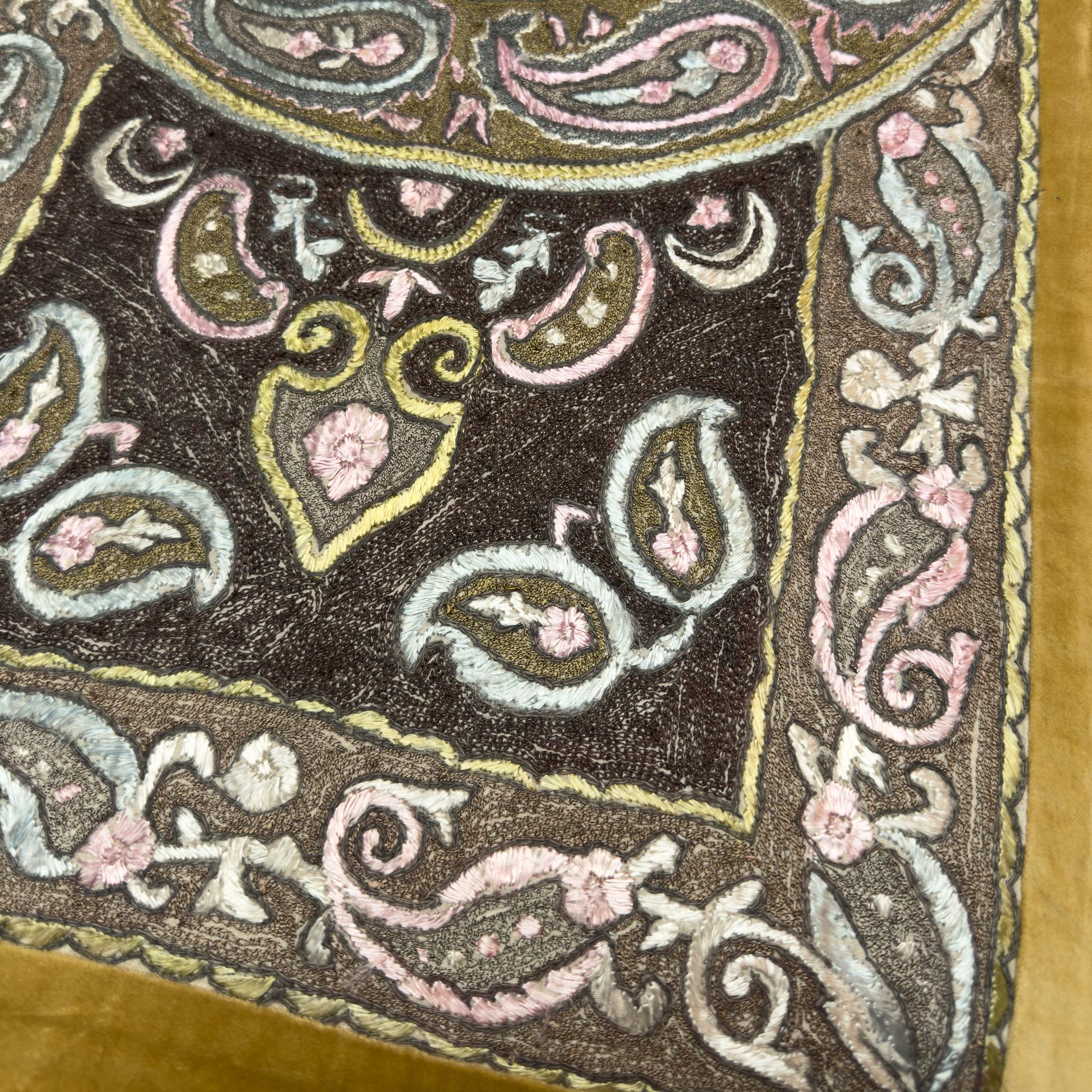 Turc Housse de coussin à dôme en soie brodée Ottoman en vente