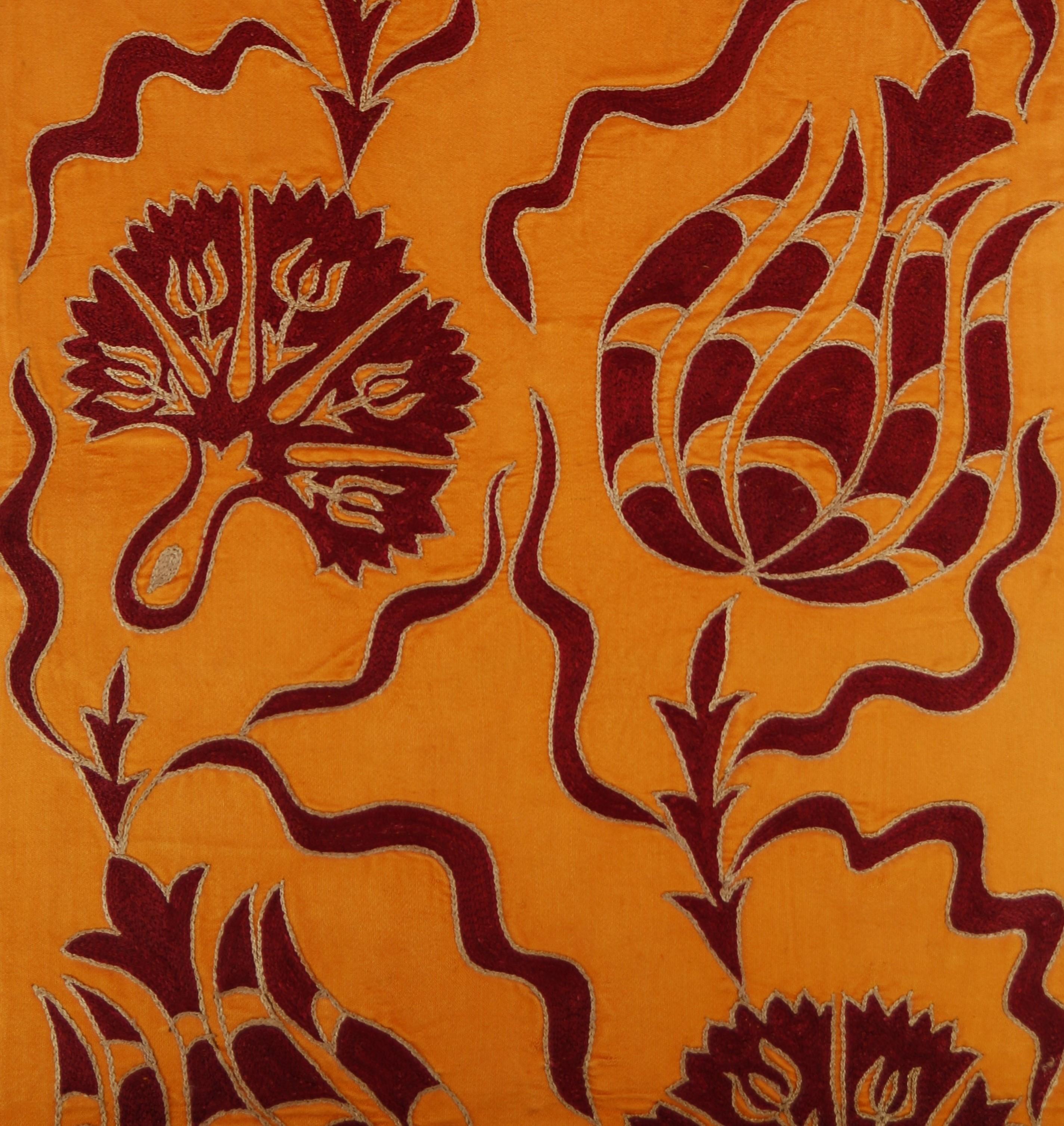 Ce superbe chemin de table Suzani, orné de motifs d'œillets et de tulipes, reflète l'art complexe qui a prospéré dans l'Empire ottoman. Traditionnellement, ces motifs symbolisaient la pureté, la beauté et l'amour, et ornaient souvent les maisons de