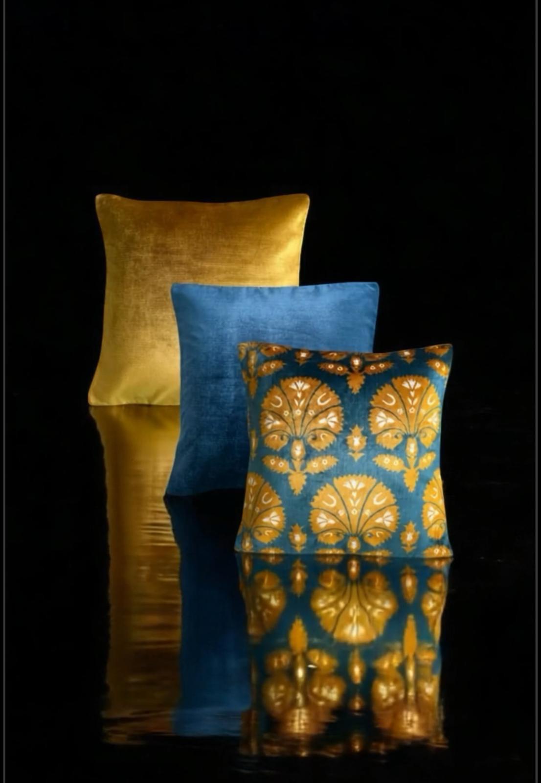 Tessuto a mano Copricuscino Ottoman in seta intrecciata a mano in velluto con garofano in vendita