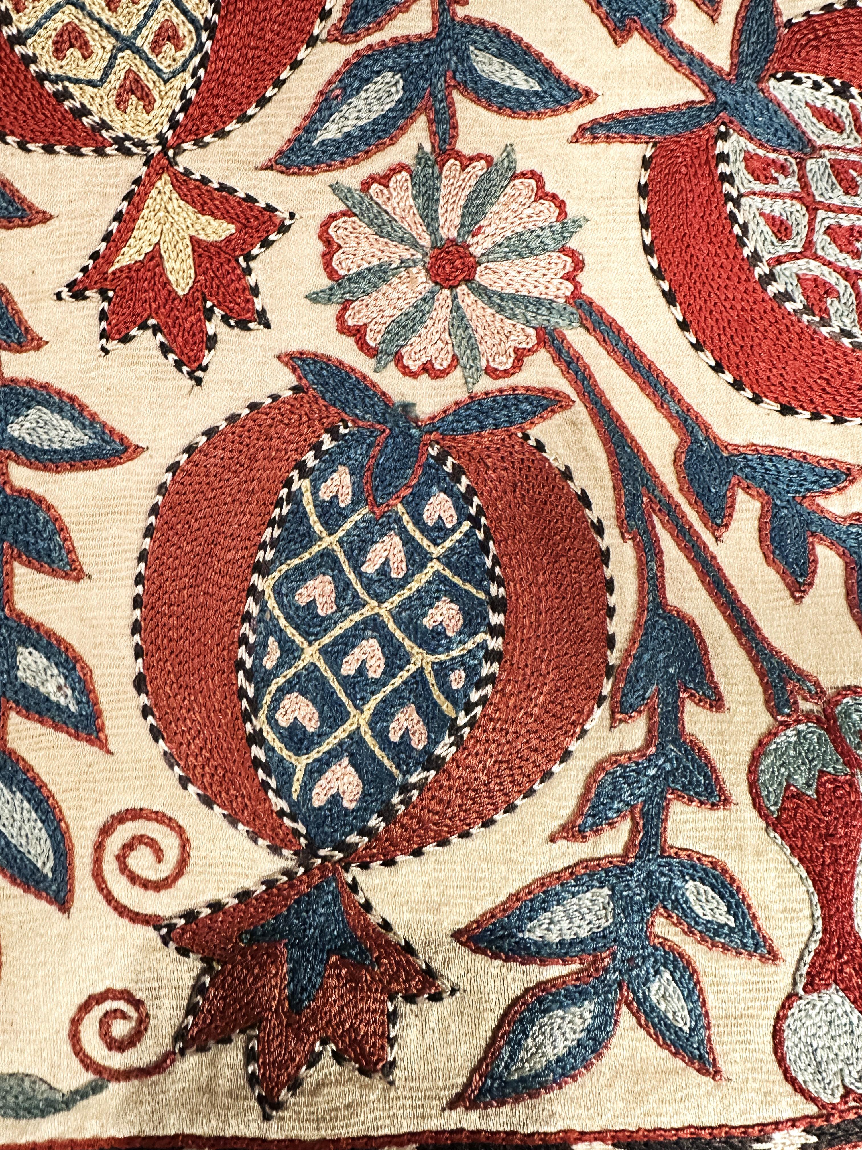 Rico en historia y arte, nuestro Tapiz Suzani de seda bordado a mano con motivos granados otomanos es una obra maestra de la artesanía tradicional. Inspirado en la opulencia del Imperio Otomano, este exquisito tejido está meticulosamente bordado por
