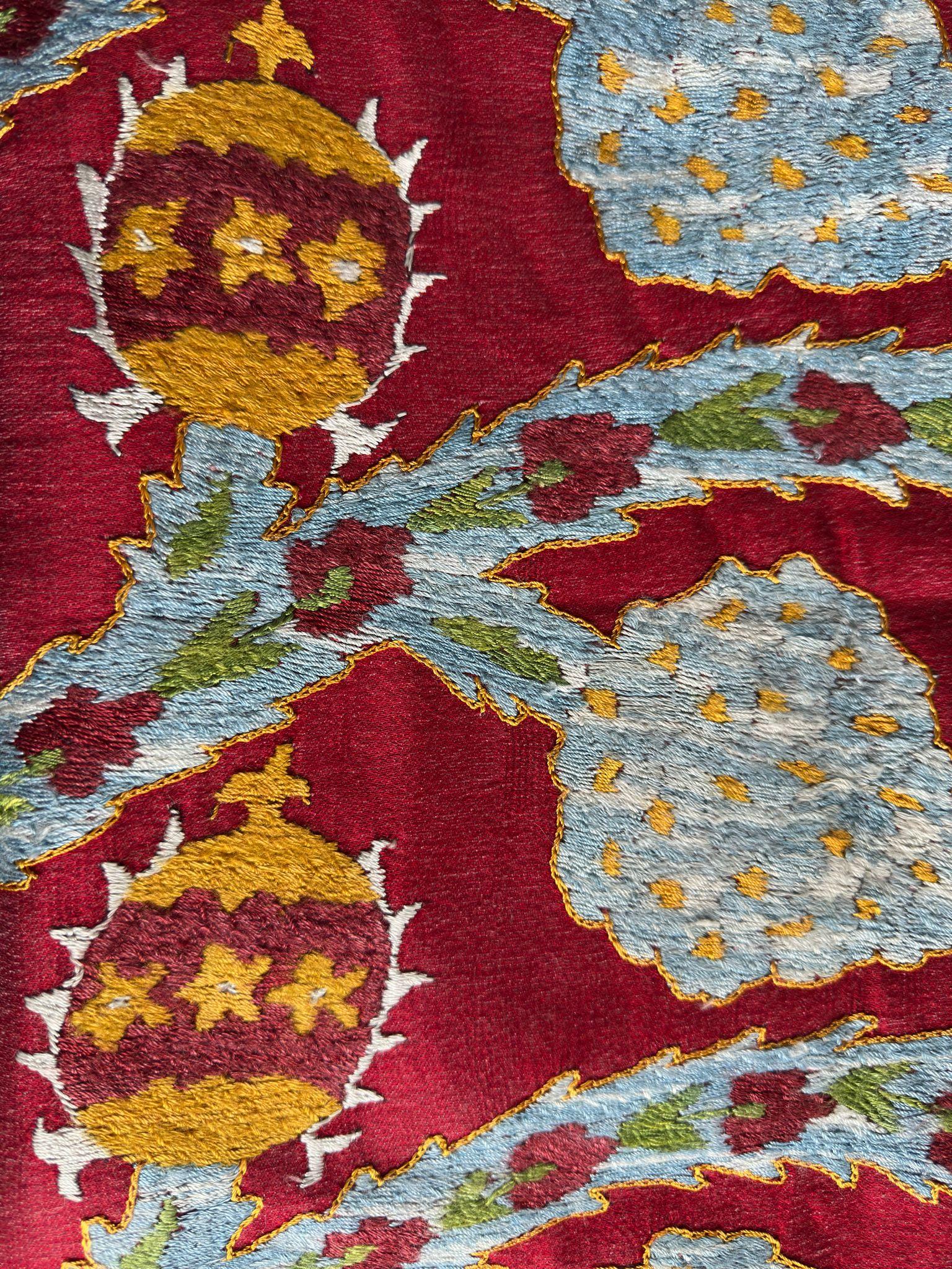 Ottoman Silk Pomegranate Suzani Cushion with Hand-Dyed Ikat Back In condizioni Nuovo in vendita a London, GB