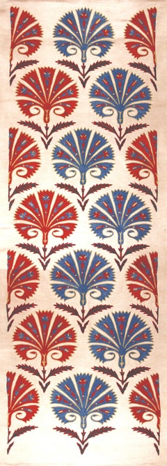 Chemin de table Suzani en soie rouge et bleue brodée à la main d'œillets