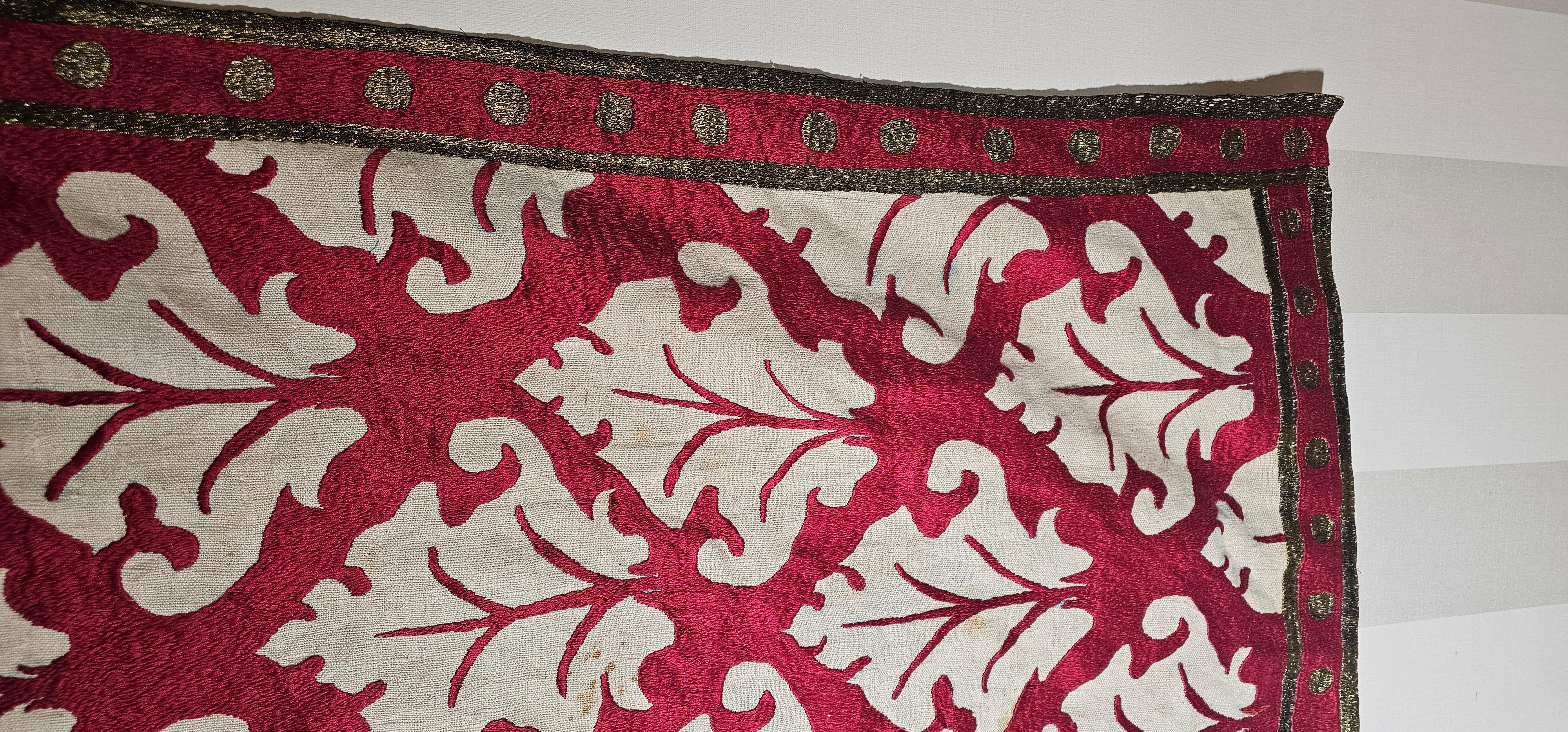 Si tratta di un pezzo molto bello di ricamo ottomano. Filo di seta e filo dorato su lino filato a mano. Fine del XIX/inizio del XX secolo. 
Collectional a Istanbul negli anni '50. Regalo di nozze per una signora di alto rango. 
Il pezzo è versatile