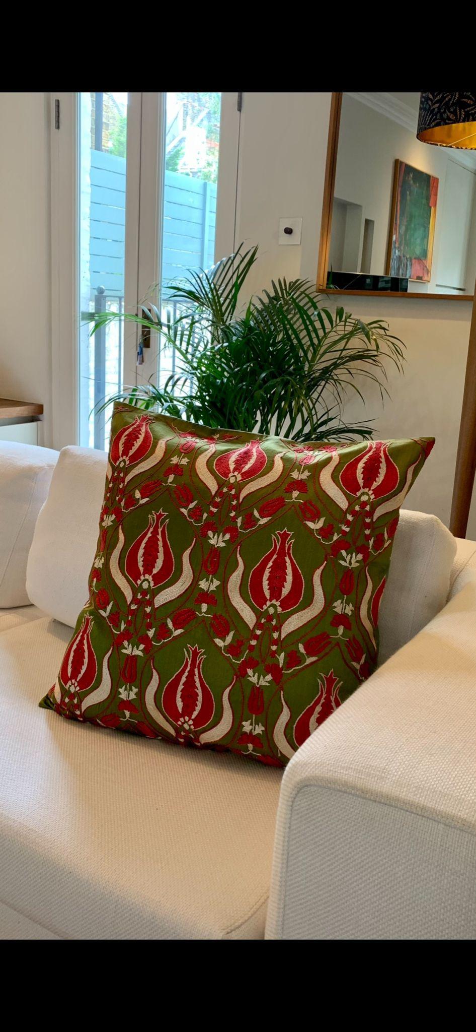 Élevez votre intérieur grâce à l'élégance intemporelle de ce coussin ou de cette tapisserie Suzani brodée à la main, avec le motif emblématique de la tulipe ottomane. Mesurant 60 x 60 cm, cette pièce d'apparat est méticuleusement confectionnée sur