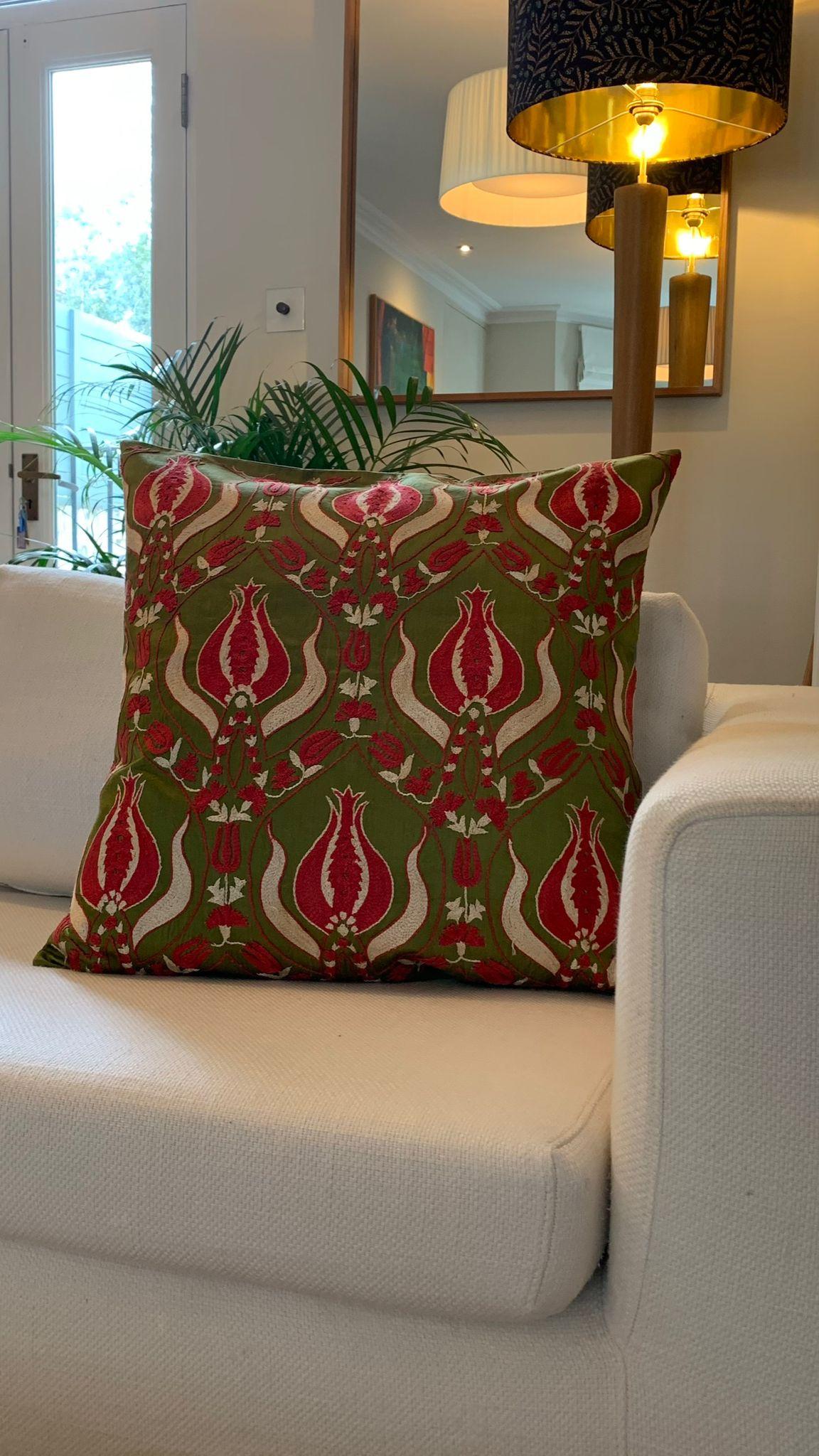 Fait main Coussin Suzani brodé de tulipes en vente