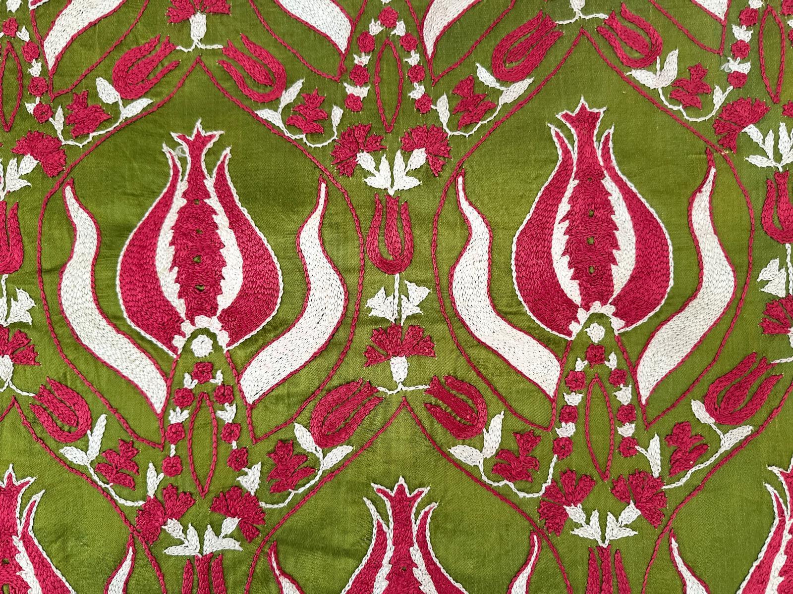Coussin Suzani brodé de tulipes Neuf - En vente à London, GB