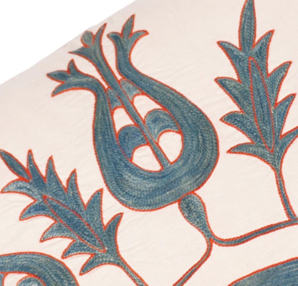 Ce coussin exceptionnel de 55 x 55 cm est une incarnation étonnante de l'art et de l'héritage ottomans. Brodée à la main avec de riches fils de soie sur une base de coton doux de haute qualité, elle présente un motif ottoman historique : une tulipe