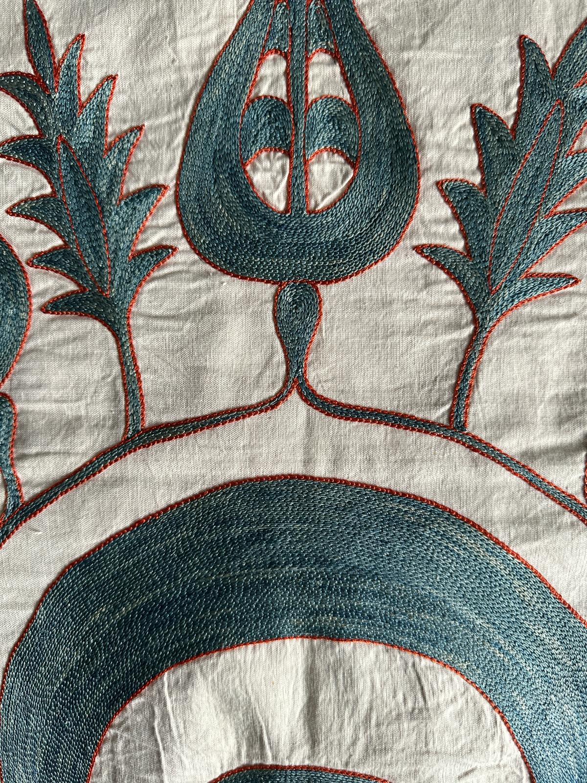 Islamique Coussin Suzani en soie brodé à la main de tulipes et de croissants en vente