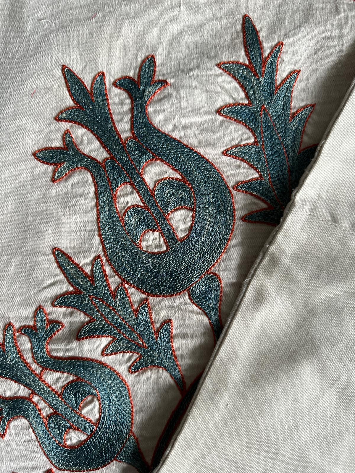 Turc Coussin Suzani en soie brodé à la main de tulipes et de croissants en vente