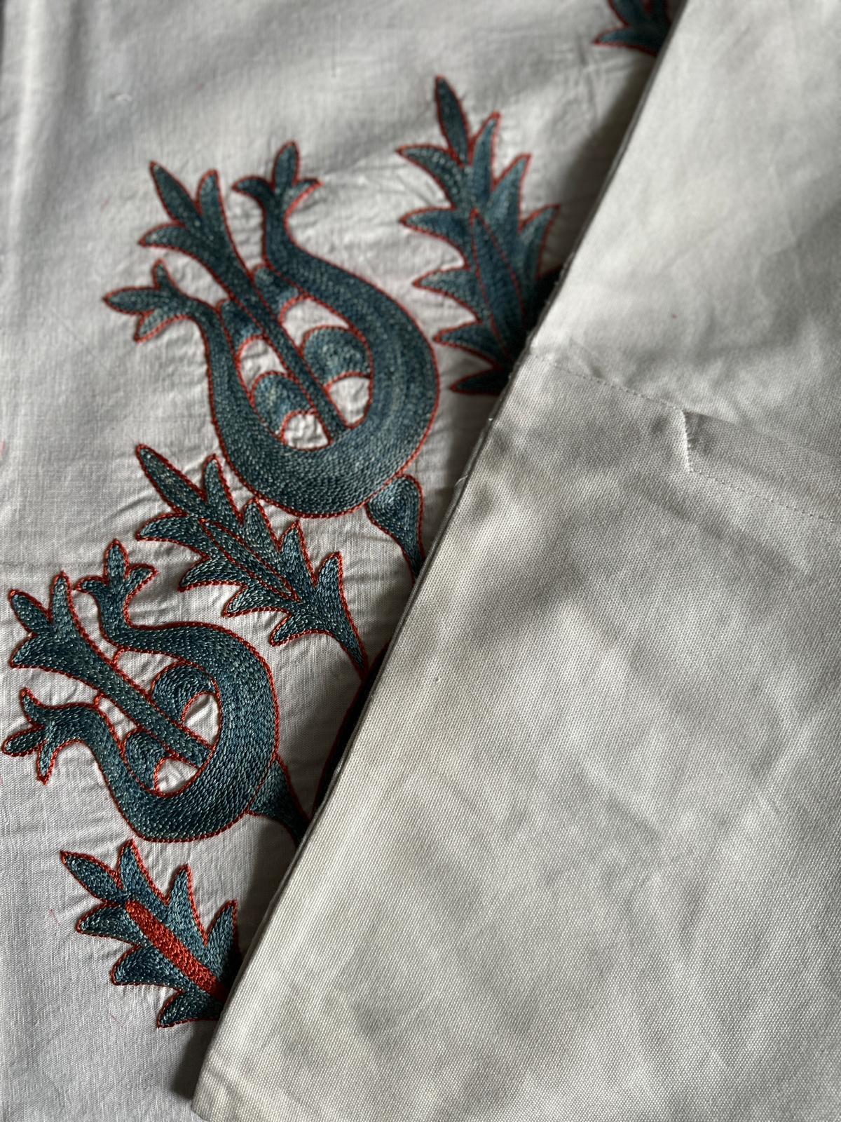 Fait main Coussin Suzani en soie brodé à la main de tulipes et de croissants en vente
