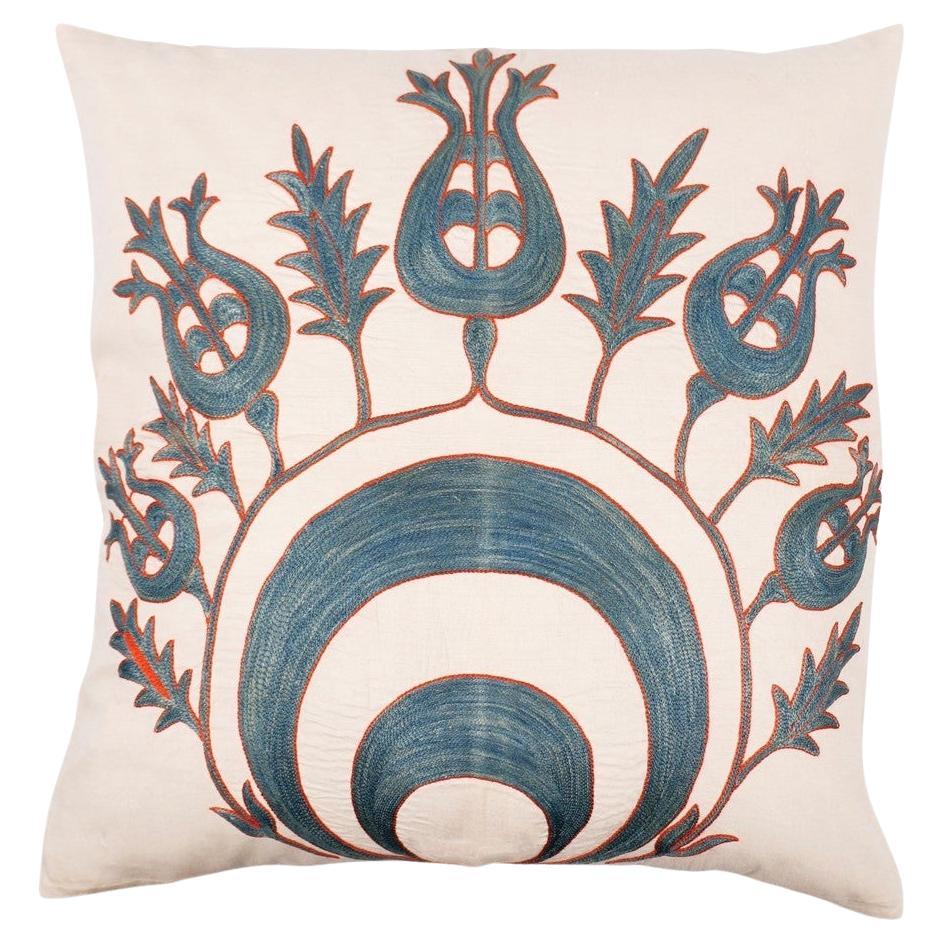 Coussin Suzani en soie brodé à la main de tulipes et de croissants en vente