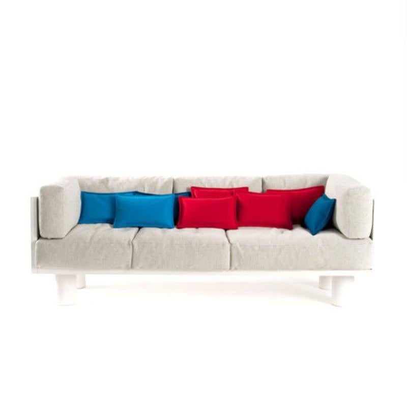Sofá otomano grande de Colé Italia con Aksu/Suardi
Dimensiones: A.72 P.80 An.220 cm
Materiales: Madera maciza de fresno flameado con acabado natural o teñido y cojines de plumón acolchados y
tapizado. Acabado de la madera NA fresno natural; WT