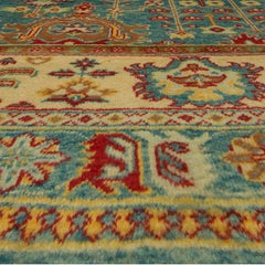 Teppich im osmanischen Stil mit botanischen Motiven und Streifenmuster, hellbraun, „Garden Grid“ von Doris Leslie Blau