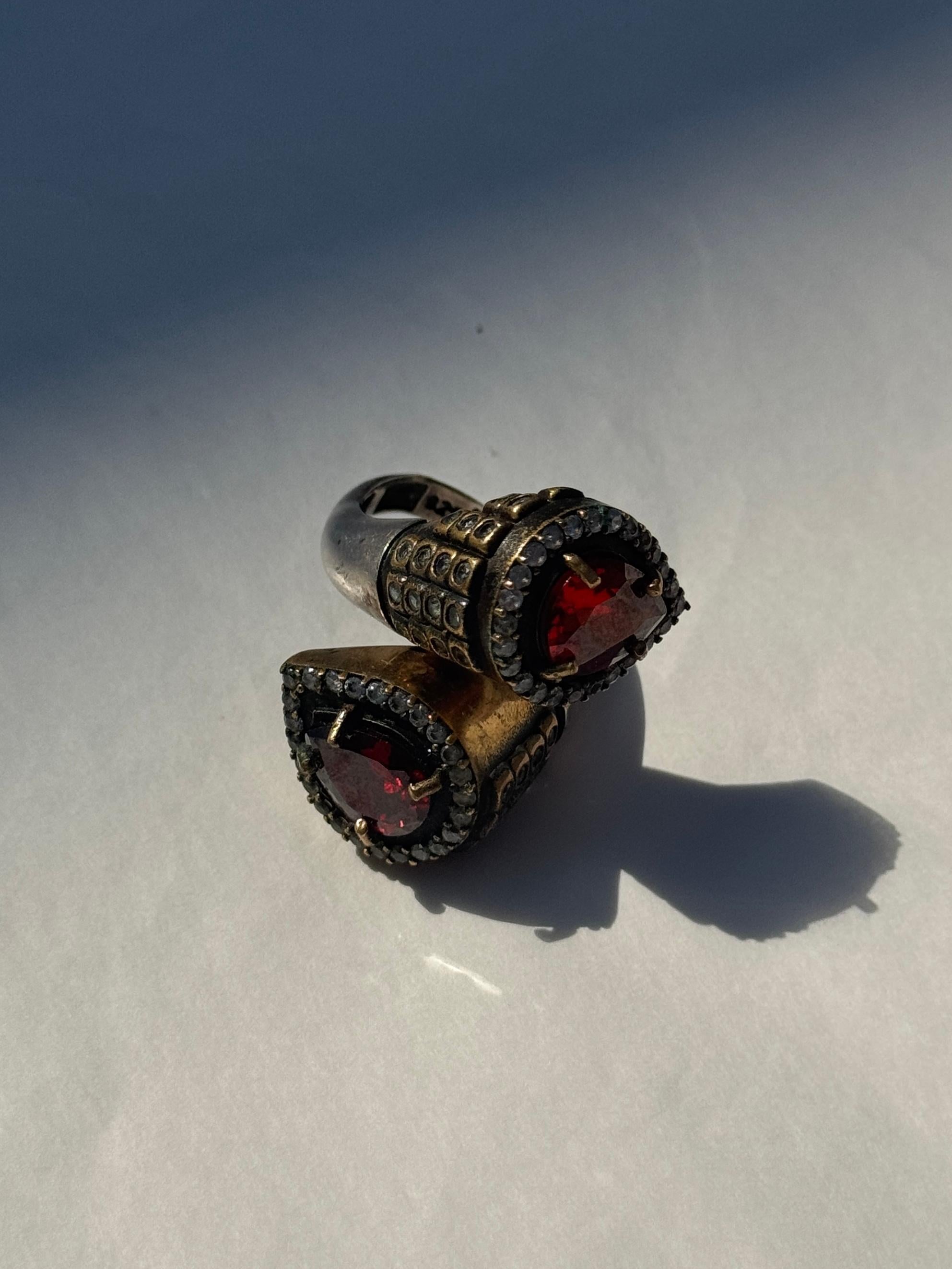 Sterlingsilberring im osmanischen Stil mit roten Steinen und Goldverzierung (Pear Cut) im Angebot