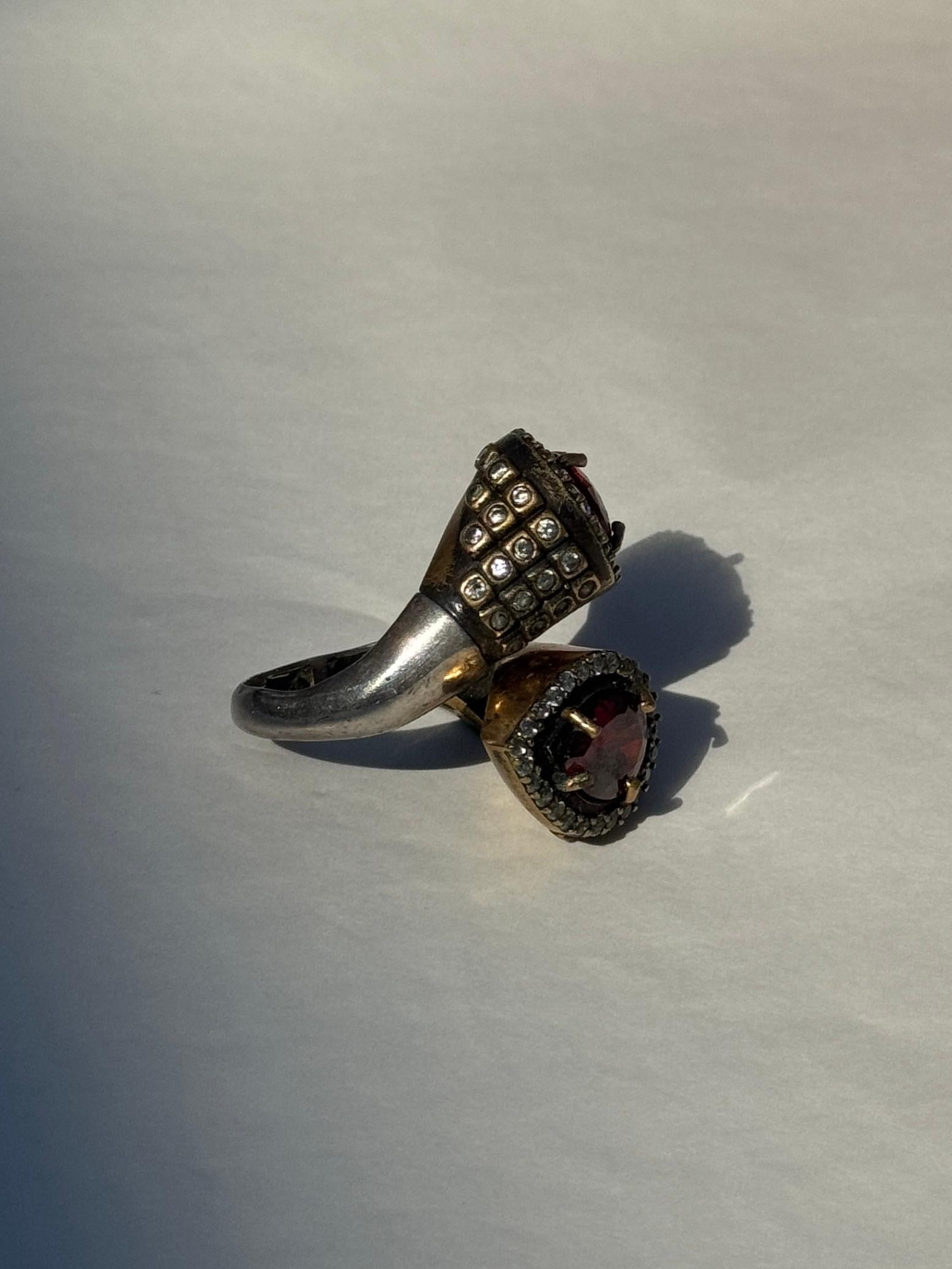 Sterlingsilberring im osmanischen Stil mit roten Steinen und Goldverzierung im Zustand „Gut“ im Angebot in Milano, IT