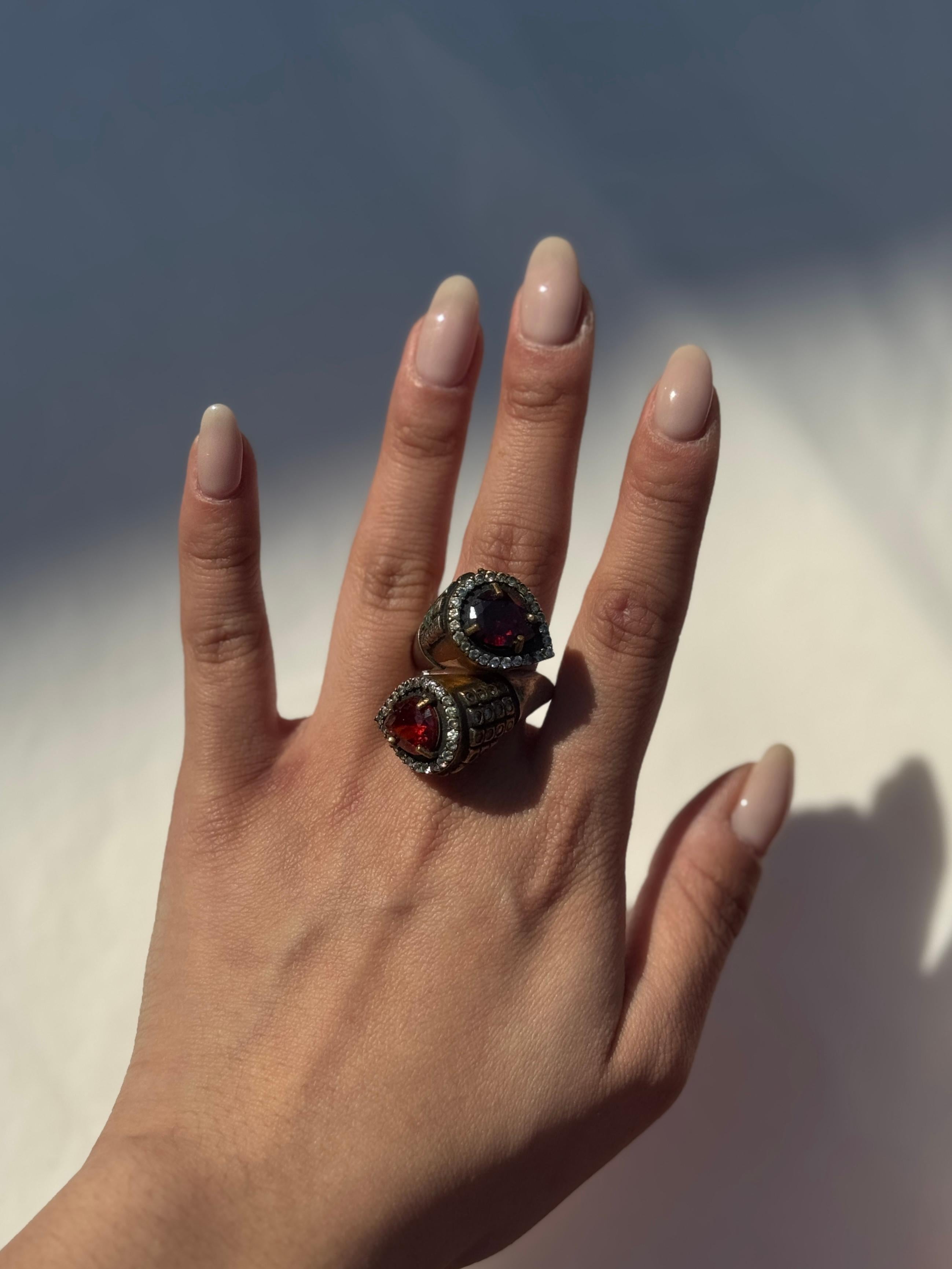 Sterlingsilberring im osmanischen Stil mit roten Steinen und Goldverzierung im Angebot 1