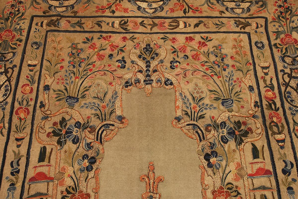 Questo straordinario tessuto, che misura 190 × 122 cm, è un esempio raro e ben conservato di arte ottomana proveniente dalla regione di Banja Luka, nei Balcani, e risale probabilmente alla fine del XIX secolo. Tessuto decorativo ottomano da