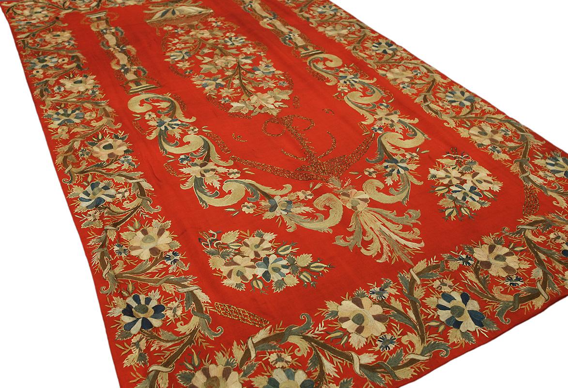 Ottomana in tessuto ricamato
Origine: Impero Ottomano
Data: XIX secolo

Questo ricamo tessile ottomano del XIX secolo è uno spettacolare esempio di arte imperiale del tardo Impero Ottomano. Probabilmente utilizzato come applique, tenda cerimoniale o