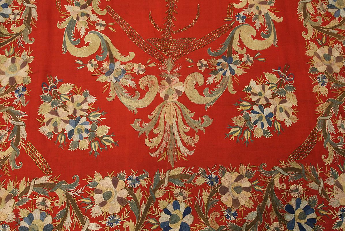 Qing Ottomana tessile ricamata di colore rosso in vendita