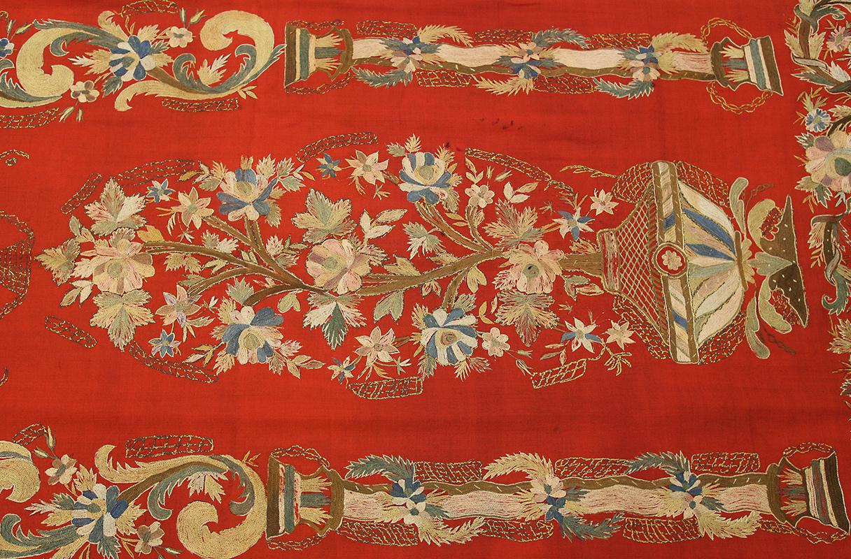 Turco Ottomana tessile ricamata di colore rosso in vendita