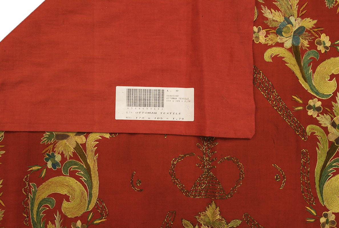 Fatto a mano Ottomana tessile ricamata di colore rosso in vendita