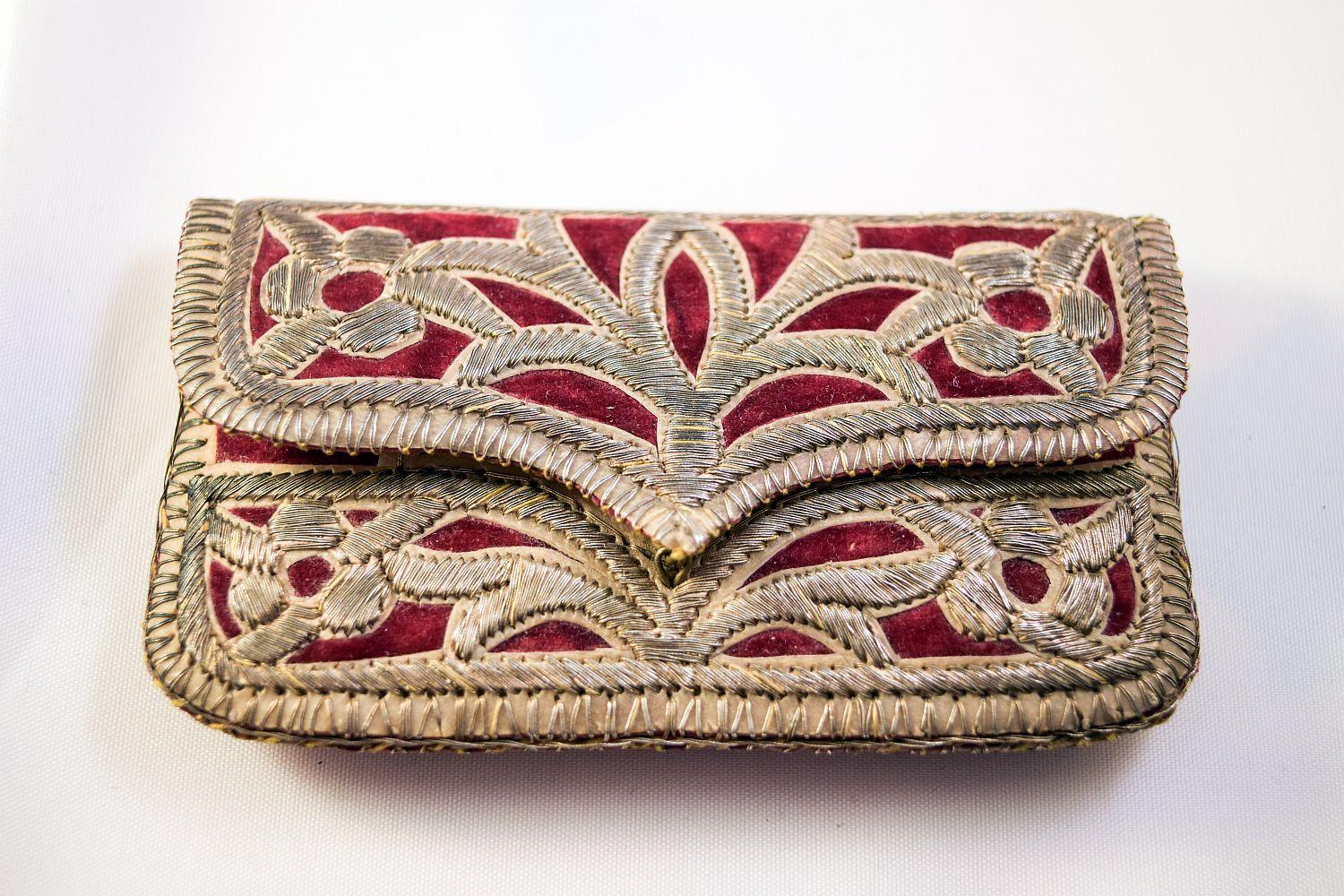 Ottoman Turkish Metal  Thread  Purse.
Silver Thread embroidery on Velvet.
Inside is lined with 3 different colour real soft leather.
In super condition probobly it has been never been used.
Size Length 11 cms and the width is 6 cms
Amazing to find