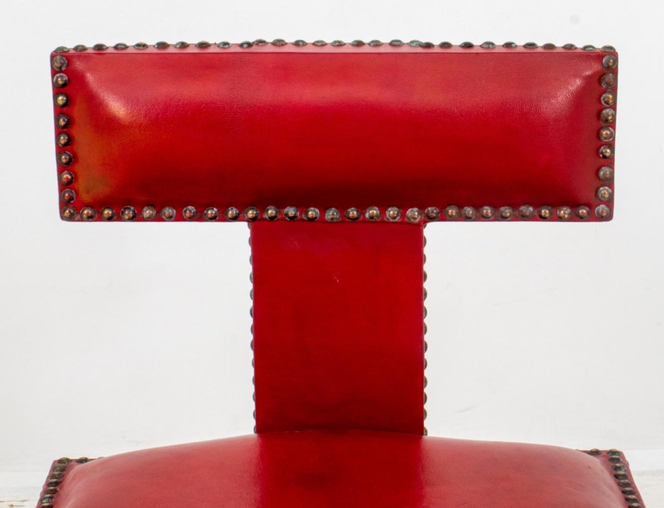 Chaise ottomane de style turc recouverte de cuir rouge Bon état - En vente à New York, NY