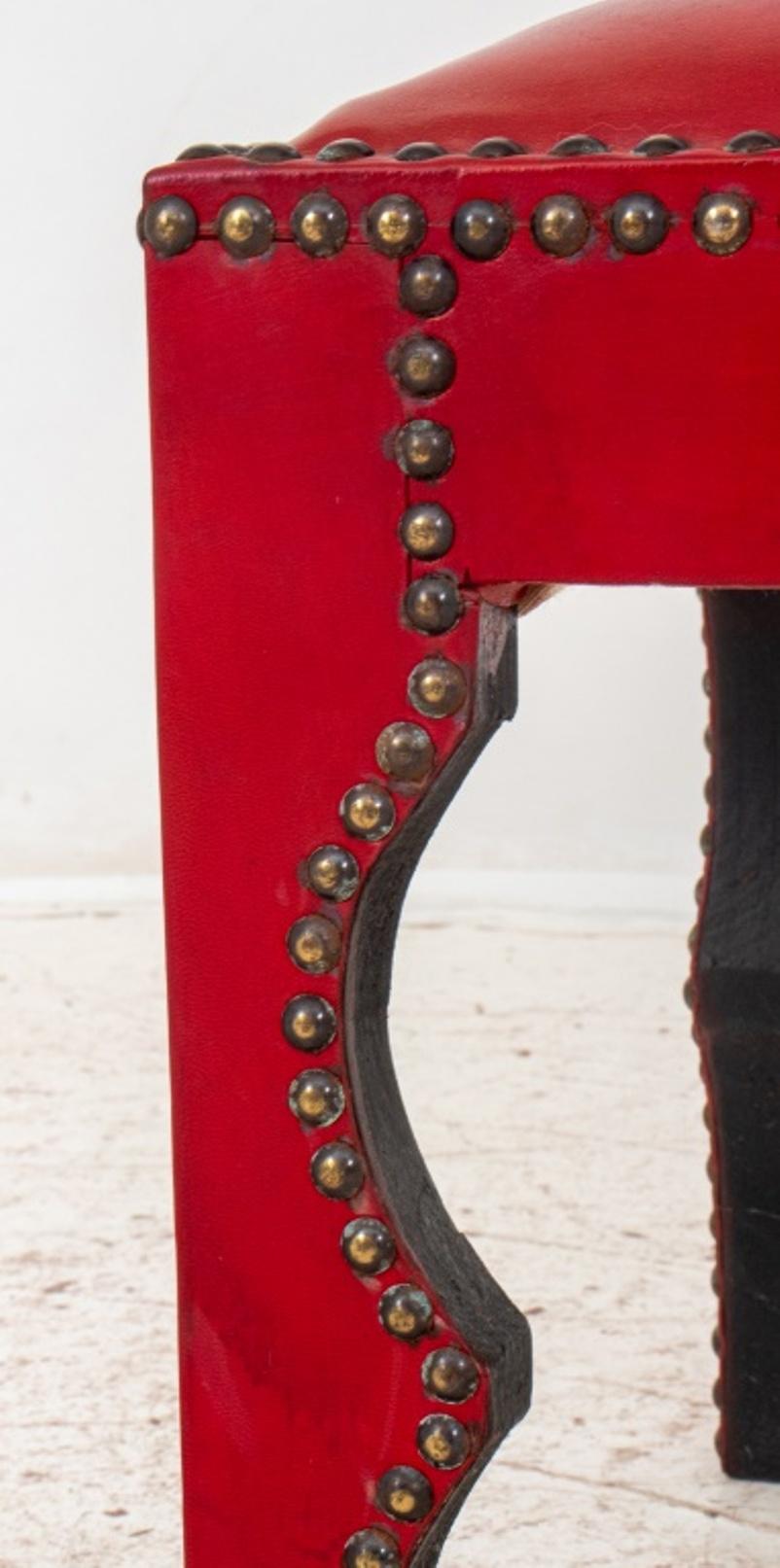 Métal Chaise ottomane de style turc recouverte de cuir rouge en vente