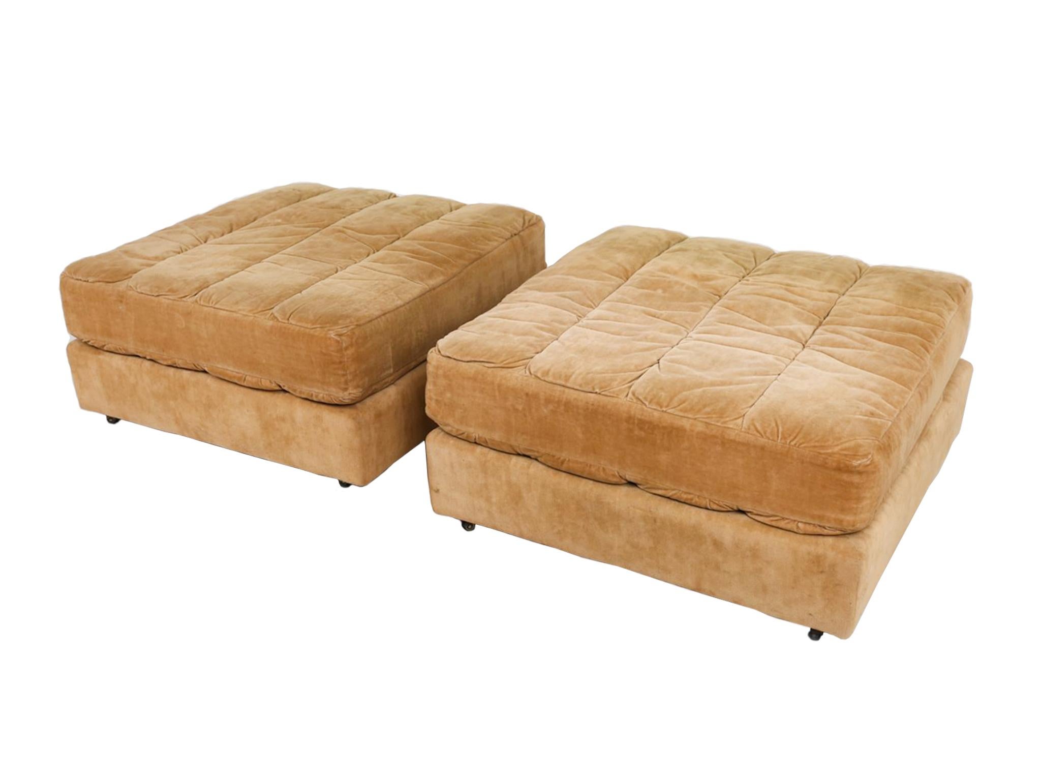 Coppia di pouf quadrati vintage di Roche Bobois. Sono rivestite in un morbido velluto giallo senape. Il comodo cuscino è progettato con un elegante ciuffo a canale. La base è dotata di rotelle per una migliore mobilità.

Dimensioni:
Larghezza 31